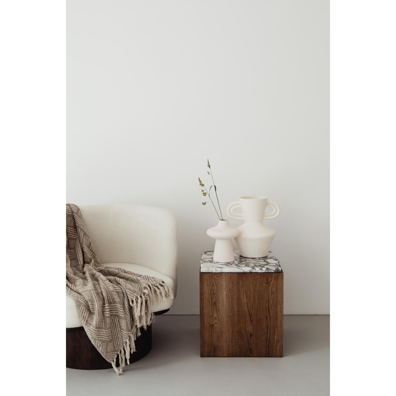 Table basse Pera S par Un'common
Conçu par Małgorzata Korycka.
Dimensions : D 40 x L 40 x H 44 cm.
Matériaux : Marbre Calacatta Viola et chêne fumé.

Disponible en différentes options de pierre : Carrara, Calacatta Viola et Rosso Levanto. Veuillez