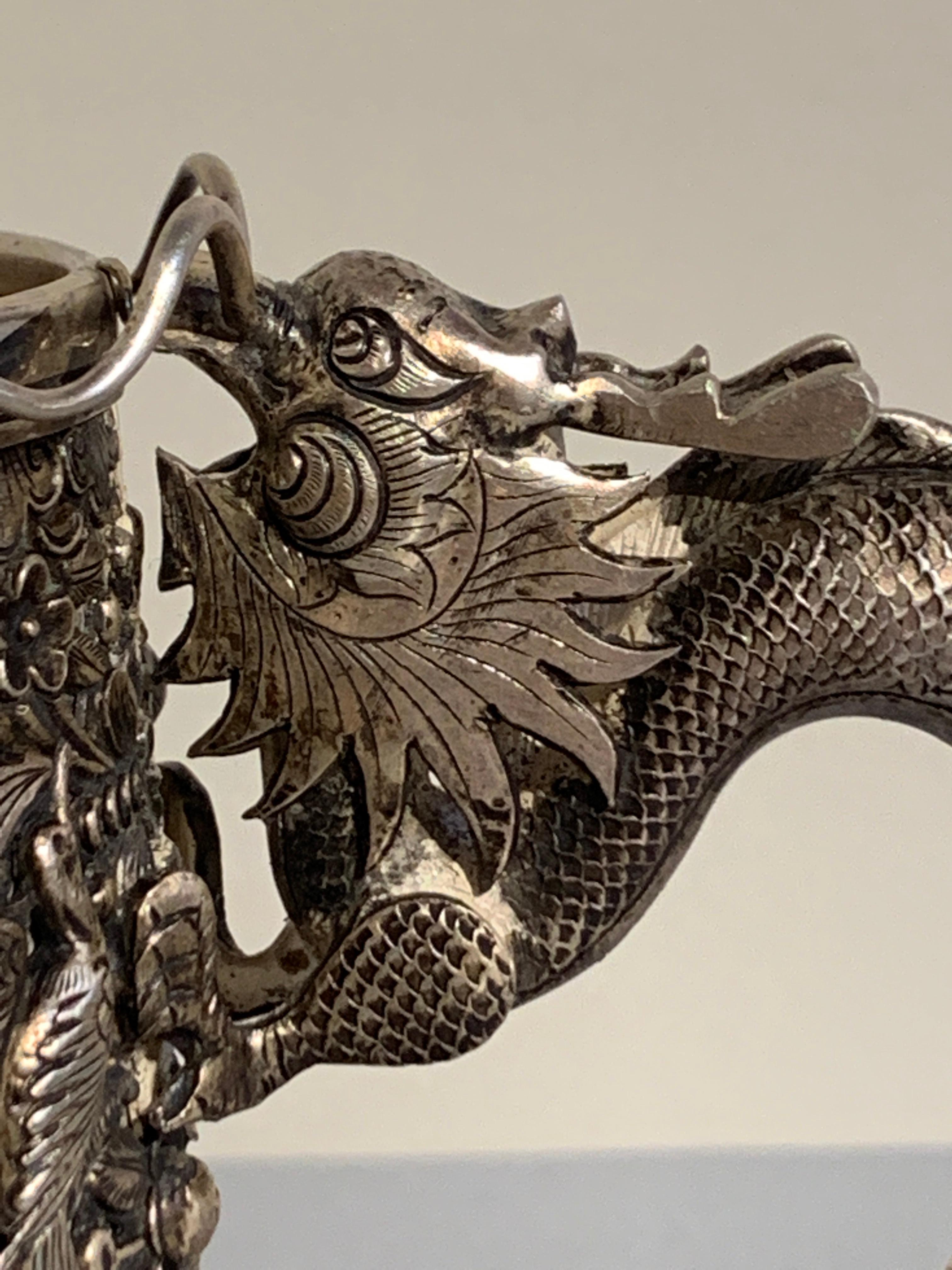 Peranakan, Chinesischer Export, Silberkrug mit Drachengriff, 19. Jahrhundert im Angebot 3