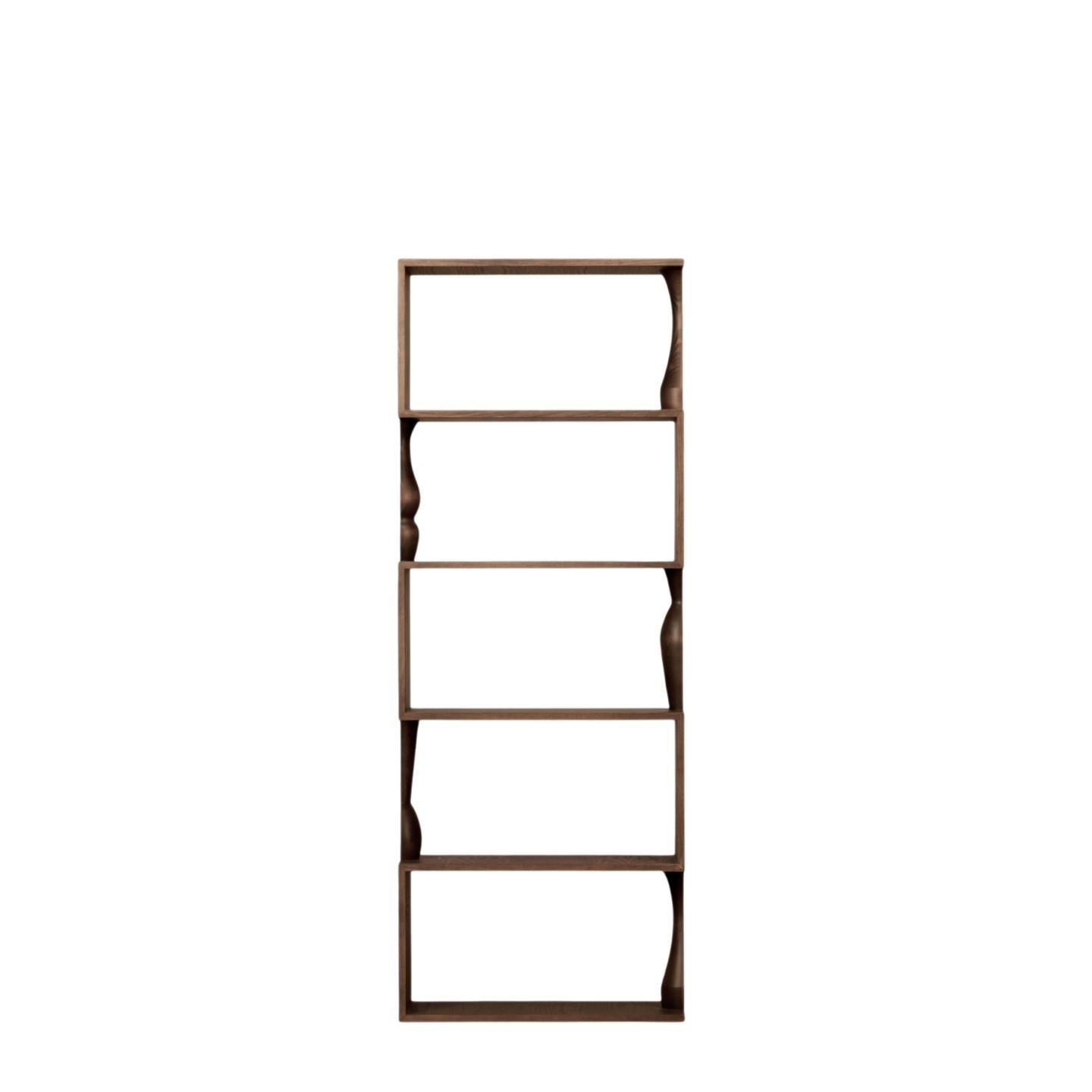 Zeitgenössisches Bücherregal aus Eschenholz mit Holzeinlegeböden, gekennzeichnet durch handgedrechselte Säulen, die mit einem anderen Element gekoppelt werden können, wodurch eine komplette gedrechselte Vase entsteht
entworfen von Itamar