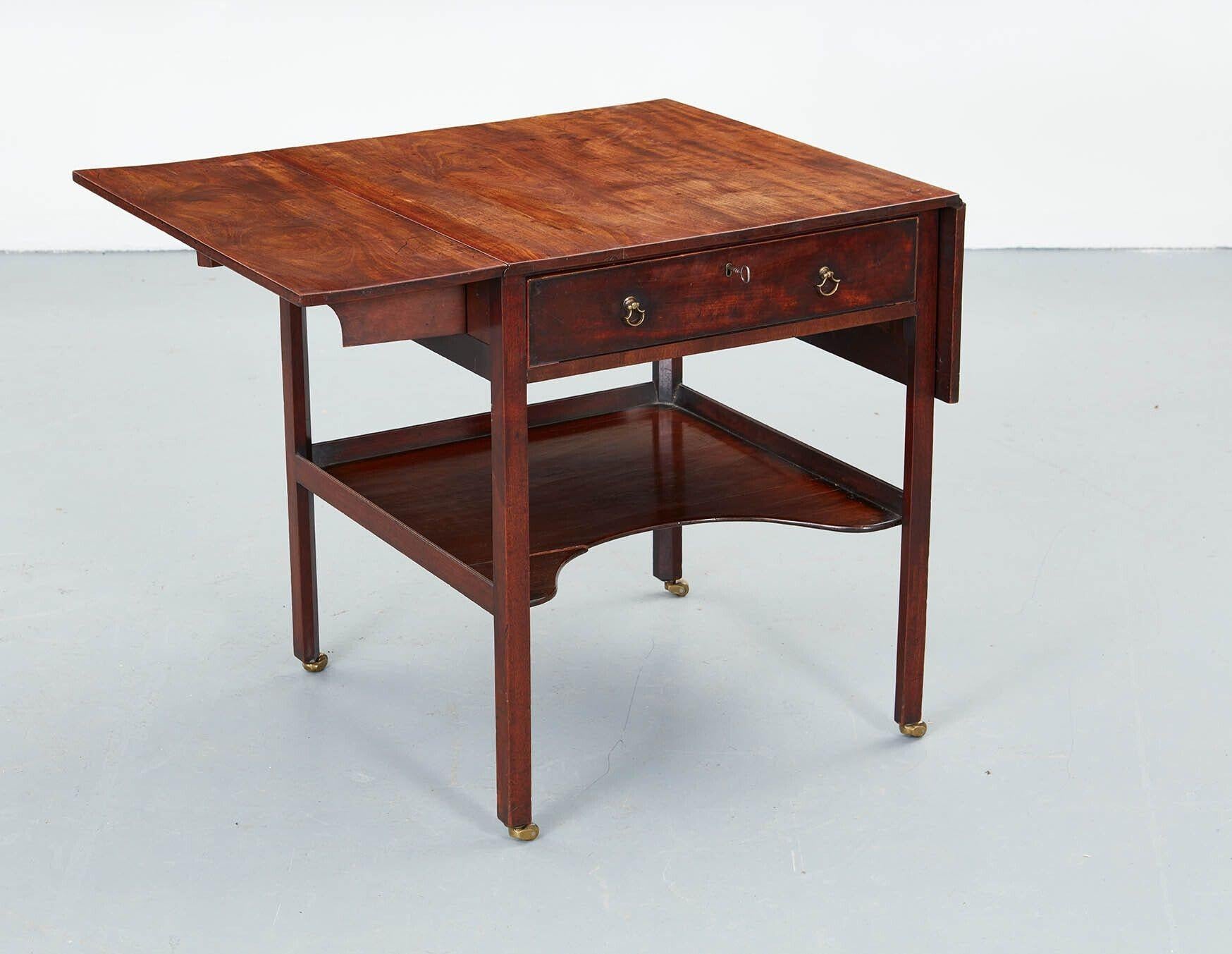 Pembroke/Dressing Table Attributed to Thomas Chippendale In Good Condition In Greenwich, CT