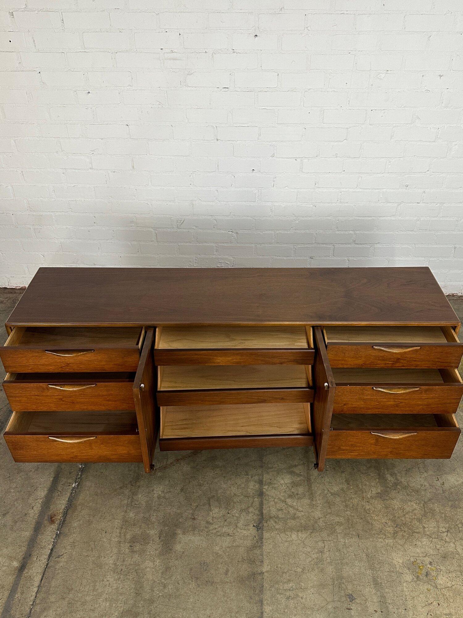 Perception series Walnut Credenza by Lane In Good Condition For Sale In Los Angeles, CA