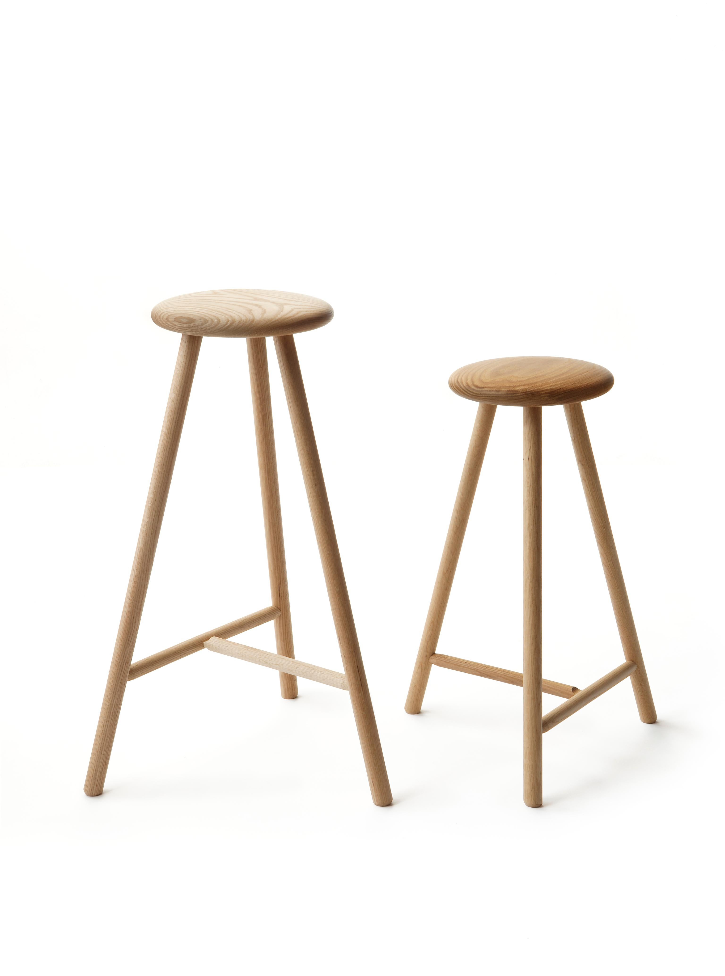 El Perch High se creó a partir de su hermano pequeño, el taburete Perch, para utilizarlo alrededor de las mesas de altura de bar. El taburete de bar Perch se inspiró en un pomo muy redondo de madera maciza de Helsinki. Los jóvenes diseñadores