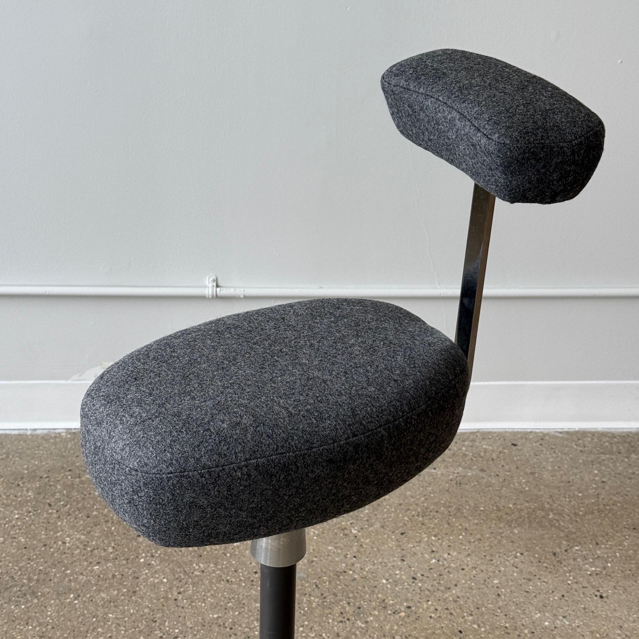 c. 1960s. USA. Neu gepolstert mit Kvadrat Wollfilz. Hocker zum Zeichnen.

