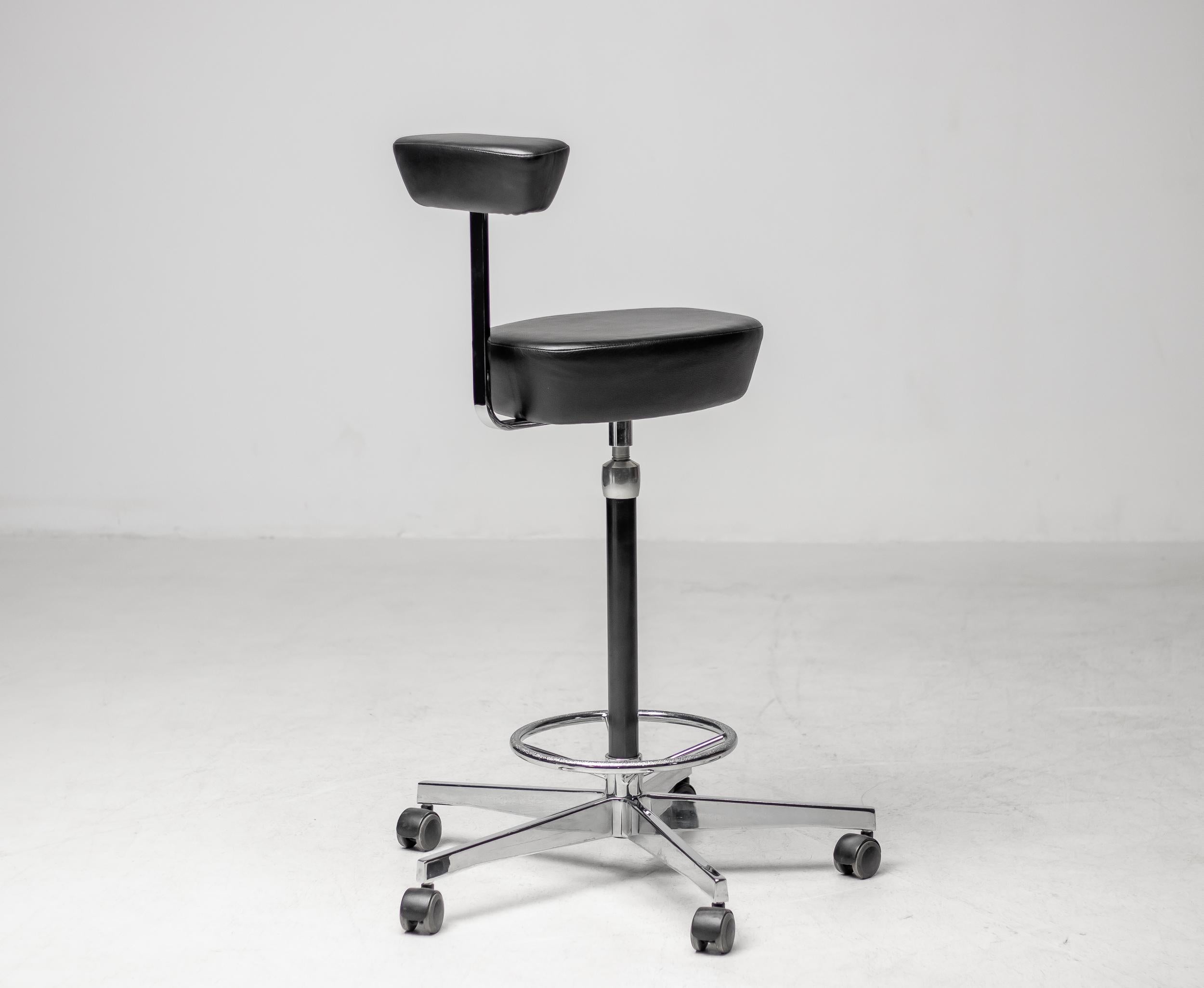 Perch Hocker, Entwurfsstuhl von George Nelson und Robert Propst.
Schwarzes Leder, verchromter Fuß. Vitra-Ausgabe.
Provenienz: Deutsche Bank für Ärzte und Apotheker.
Einzelpreis, 2 verfügbar.