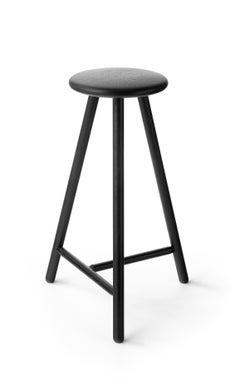 Pergamenthocker aus Eiche von Wesley Walters & Salla Luhtasela