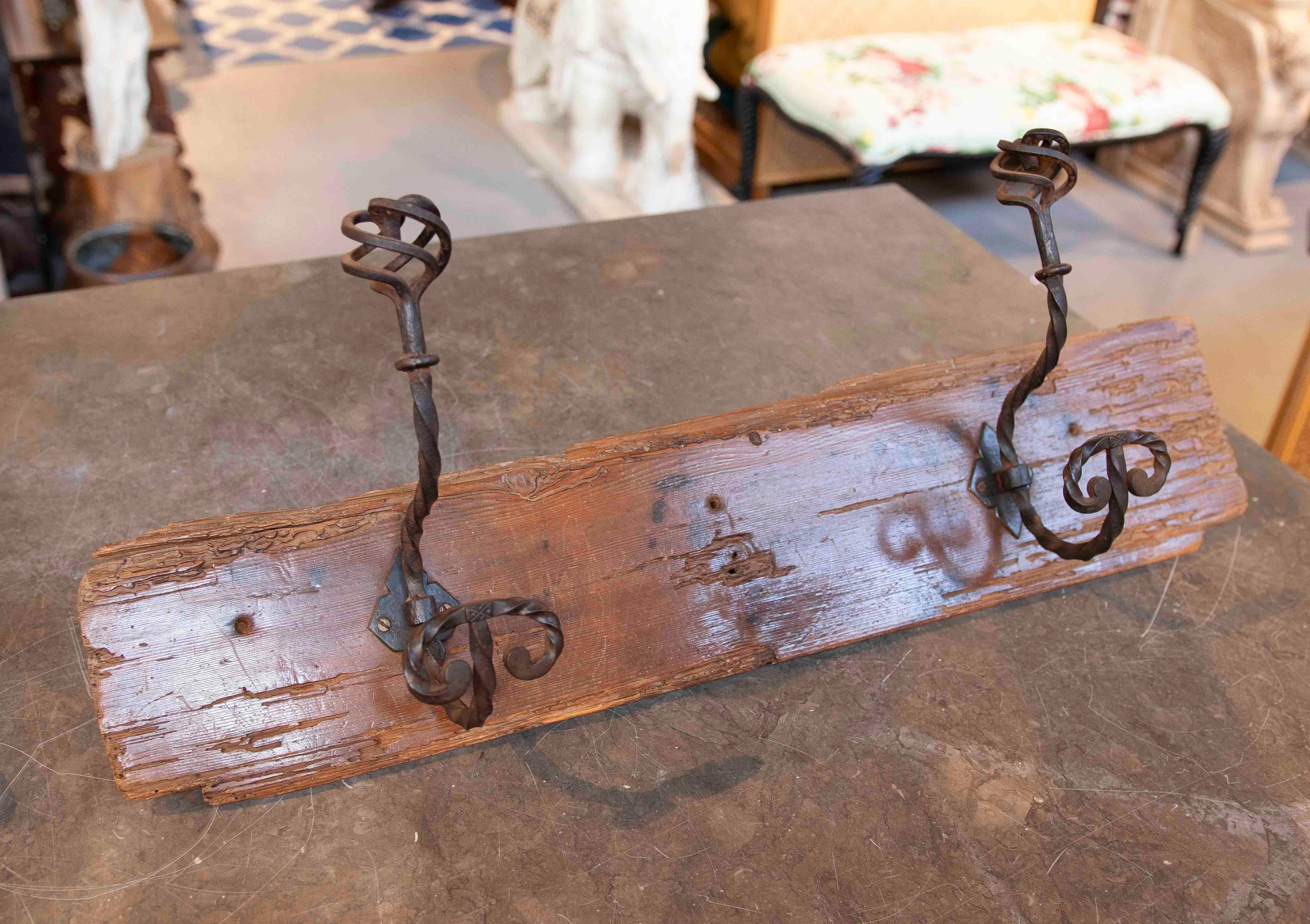 Spagnolo Perchero Rústico de Maderae Antigua con Ganchos de Hierro Forjado in vendita