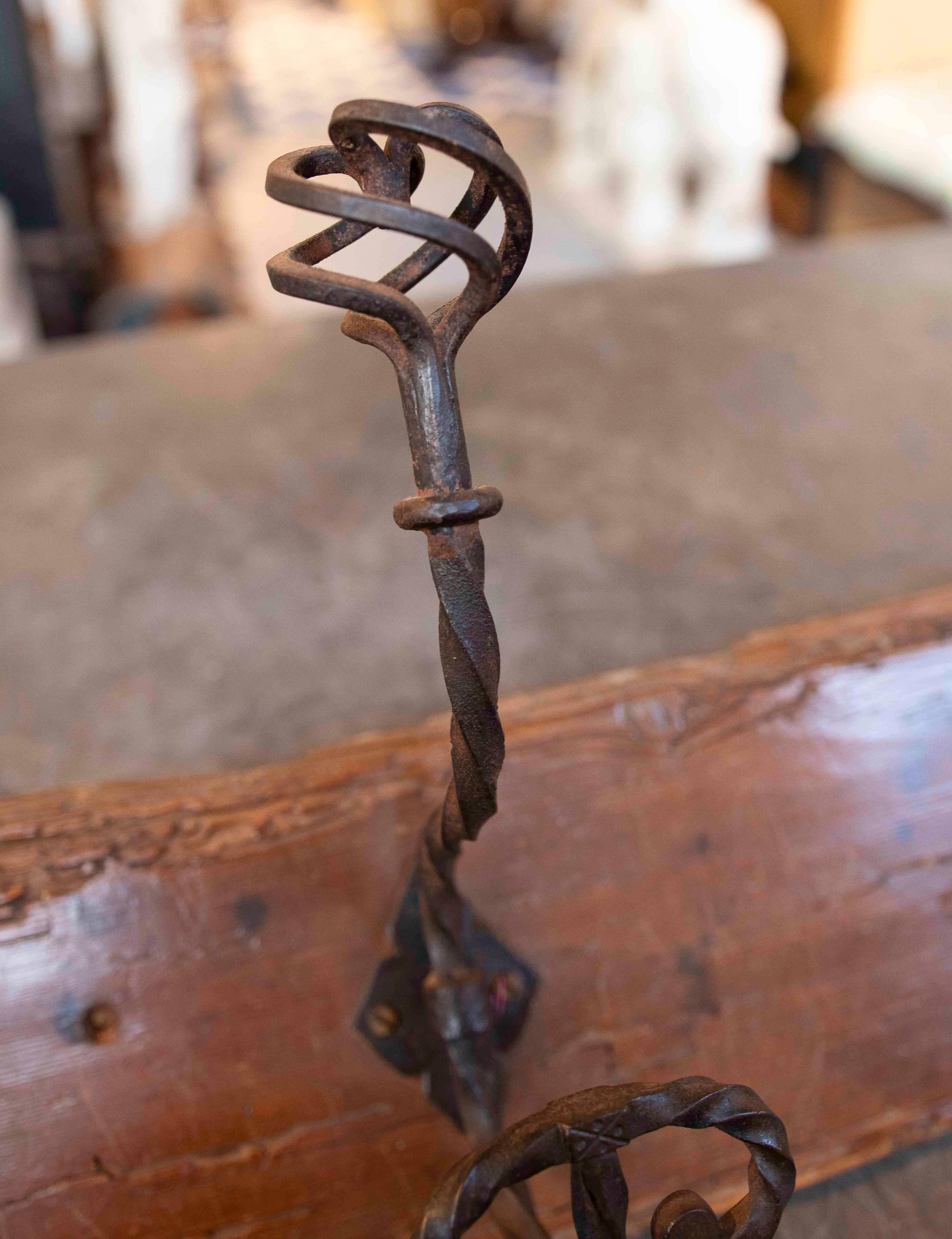 Perchero Rústico de Maderae Antigua con Ganchos de Hierro Forjado In condizioni buone in vendita a Marbella, ES