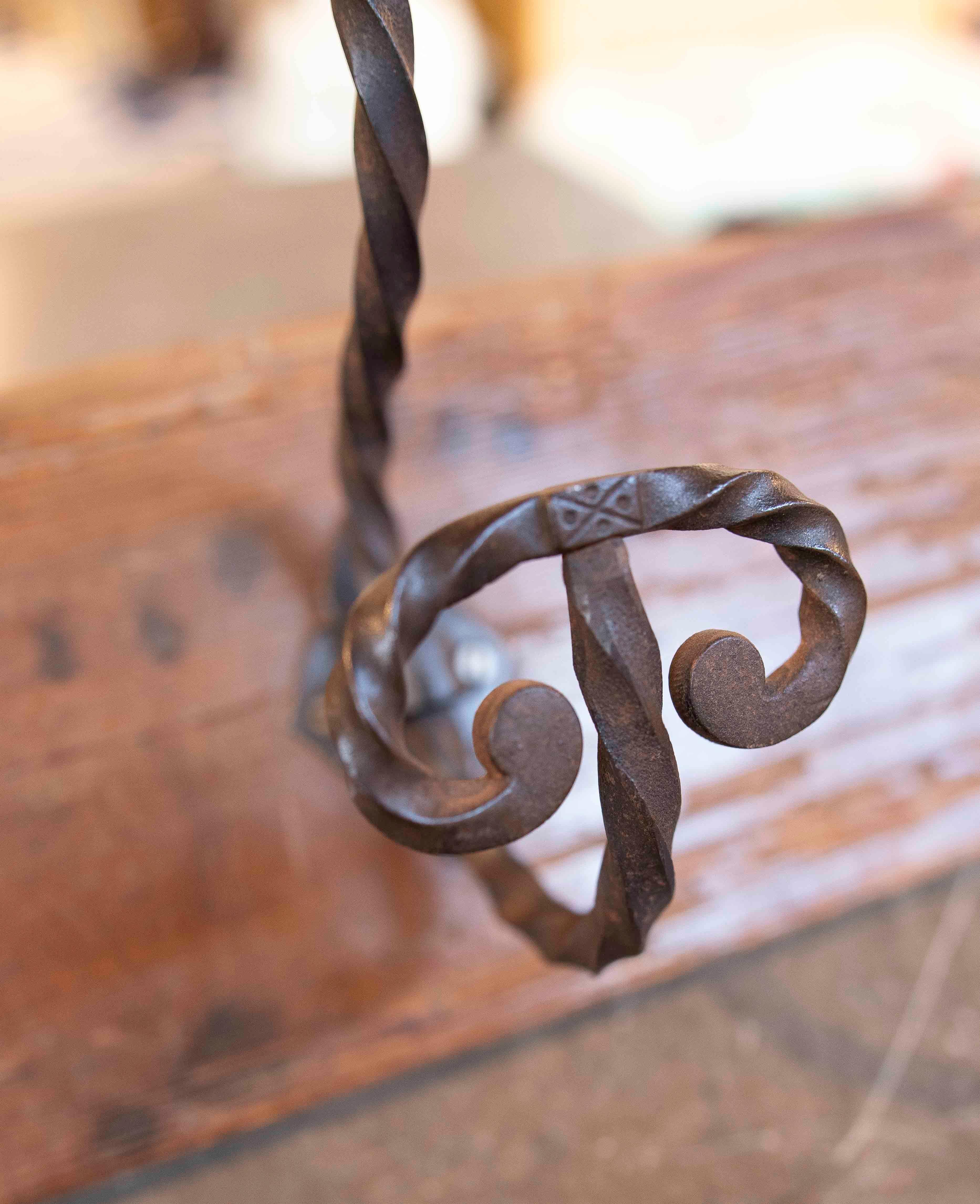 XX secolo Perchero Rústico de Maderae Antigua con Ganchos de Hierro Forjado in vendita