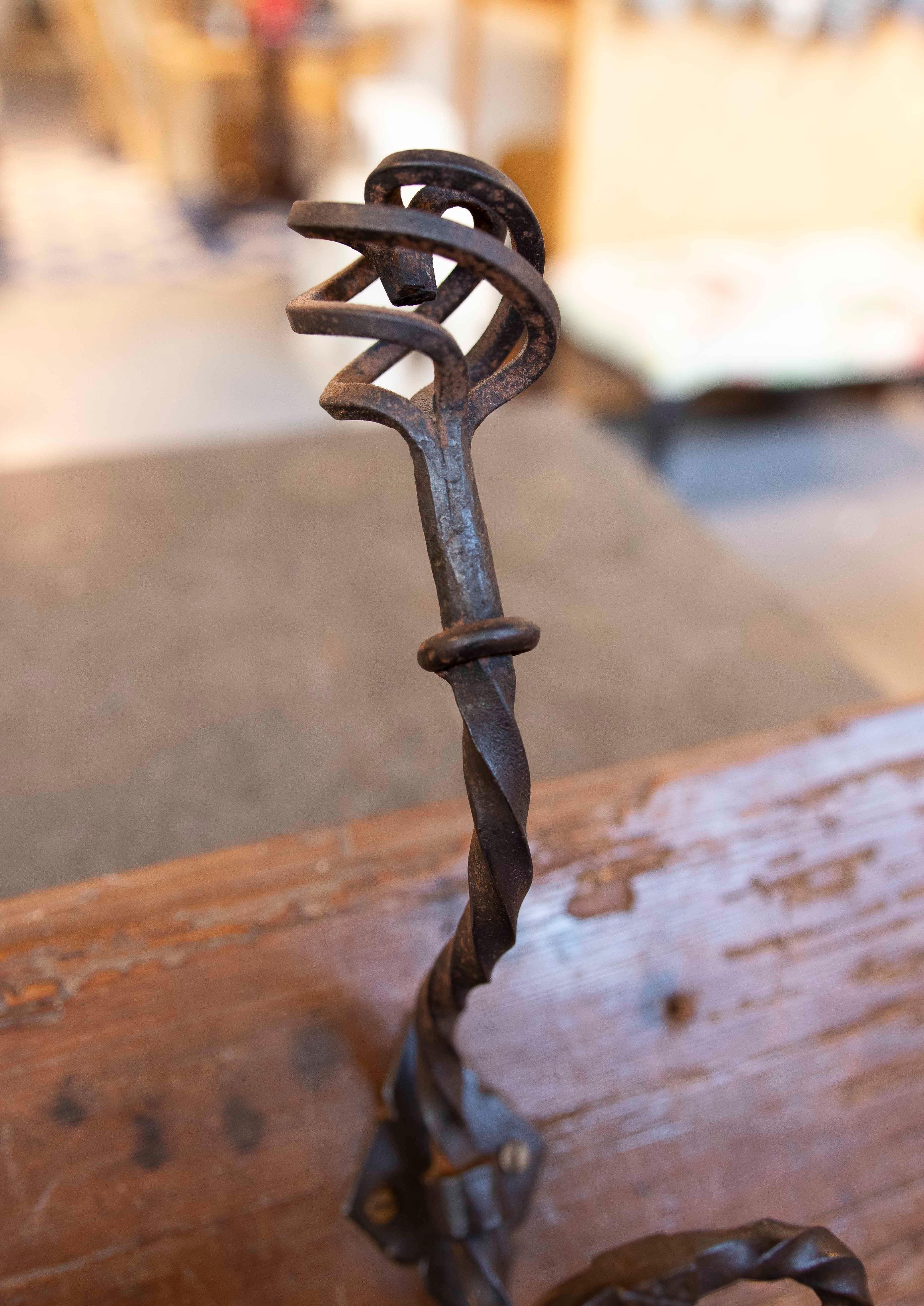 Ferro Perchero Rústico de Maderae Antigua con Ganchos de Hierro Forjado in vendita