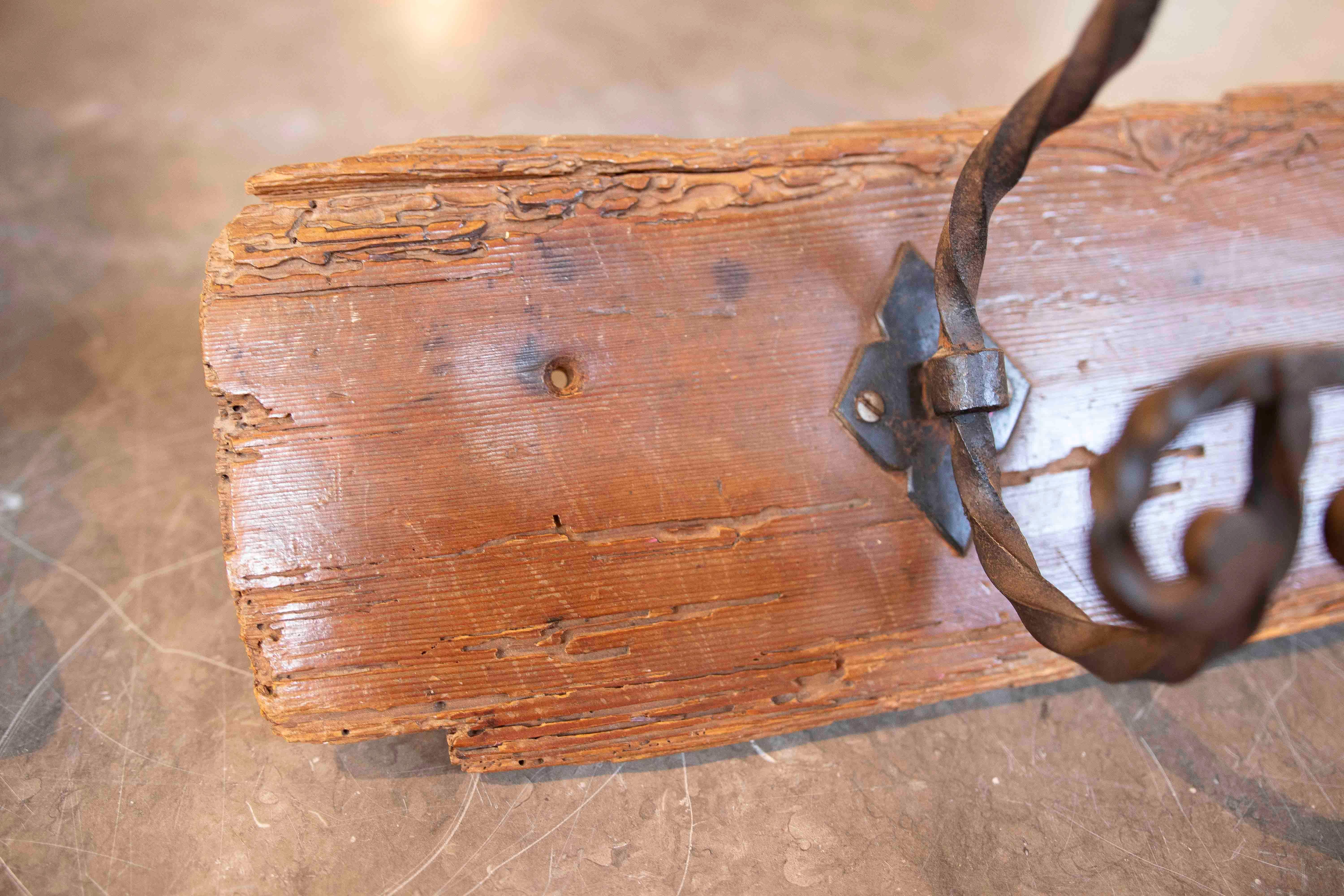 Perchero Rústico de Maderae Antigua con Ganchos de Hierro Forjado in vendita 2