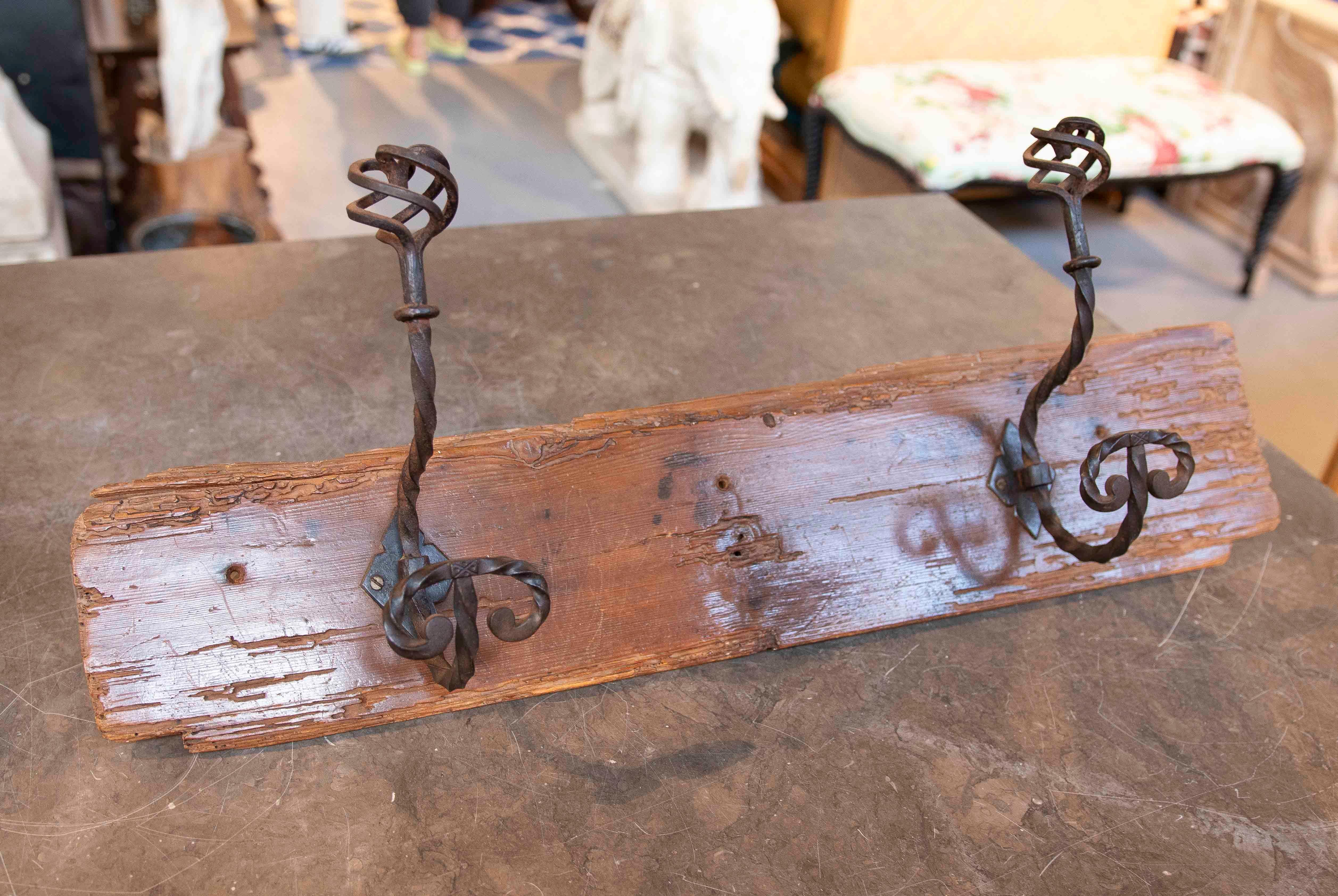 Perchero Rústico de Maderae Antigua con Ganchos de Hierro Forjado in vendita 3