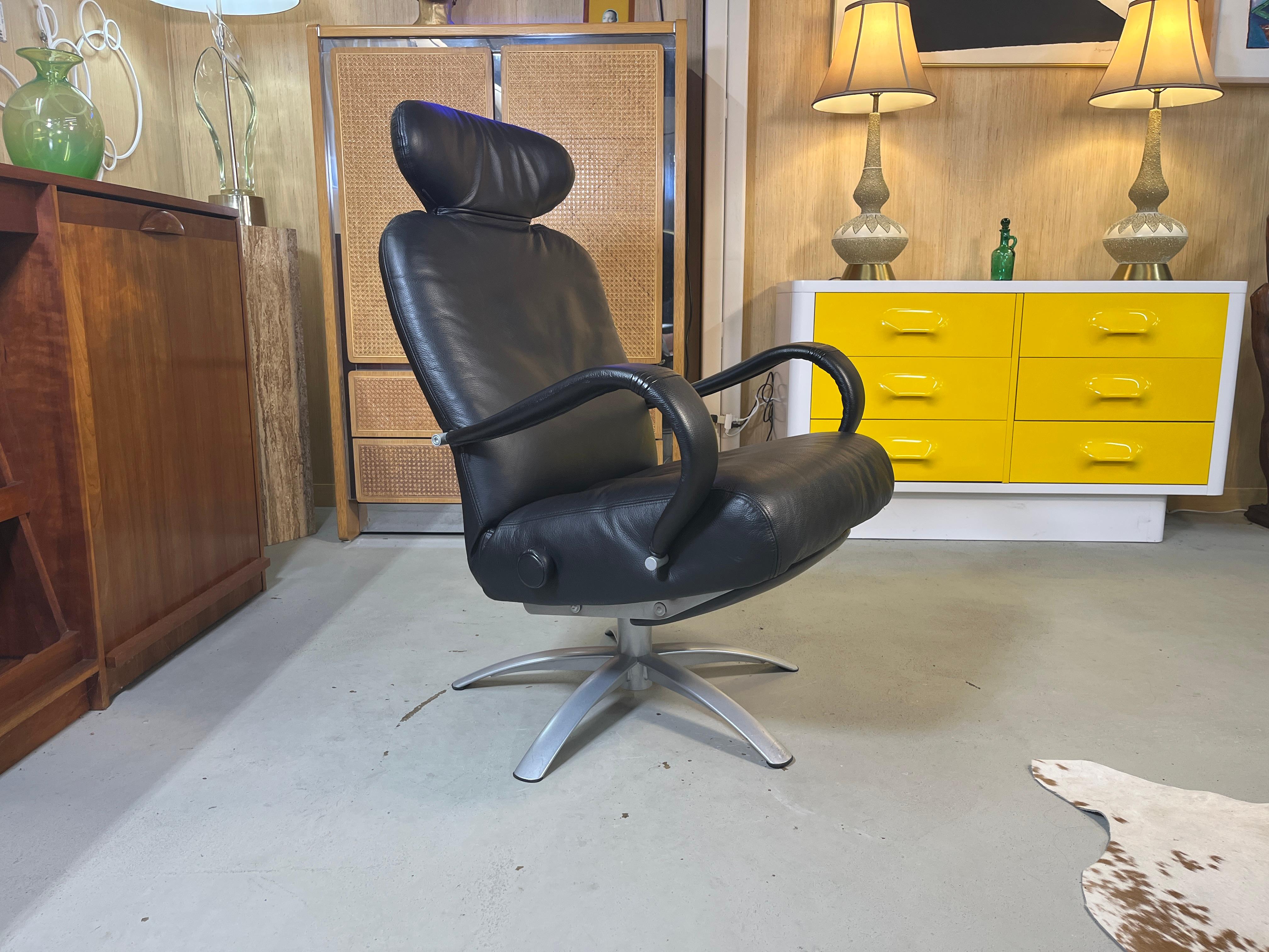 Percival Lafer Leather Relax Recliner, Brasile, 2003

Una straordinaria poltrona girevole disegnata da Percival Lafer e prodotta da Lafer S/A, Brasile. Rivestita in morbida pelle nera, la forma elegante e scultorea di questa sedia incarna la fusione