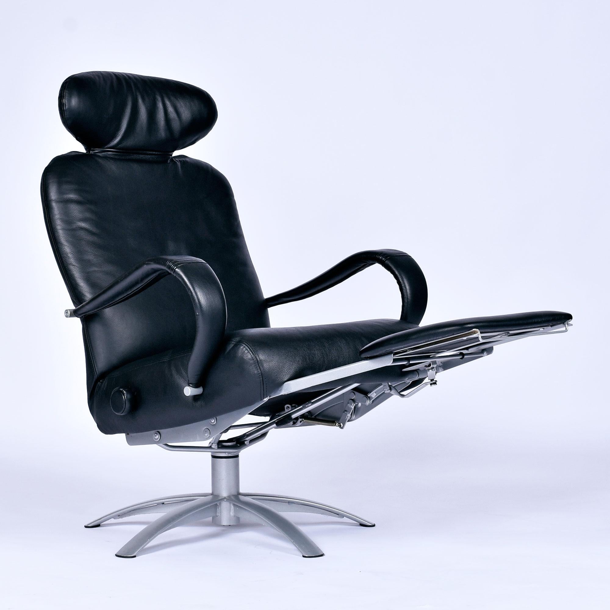 Moderno Percival Lafer Recliner girevole in pelle nera e cromo, Brasile, 2003 in vendita