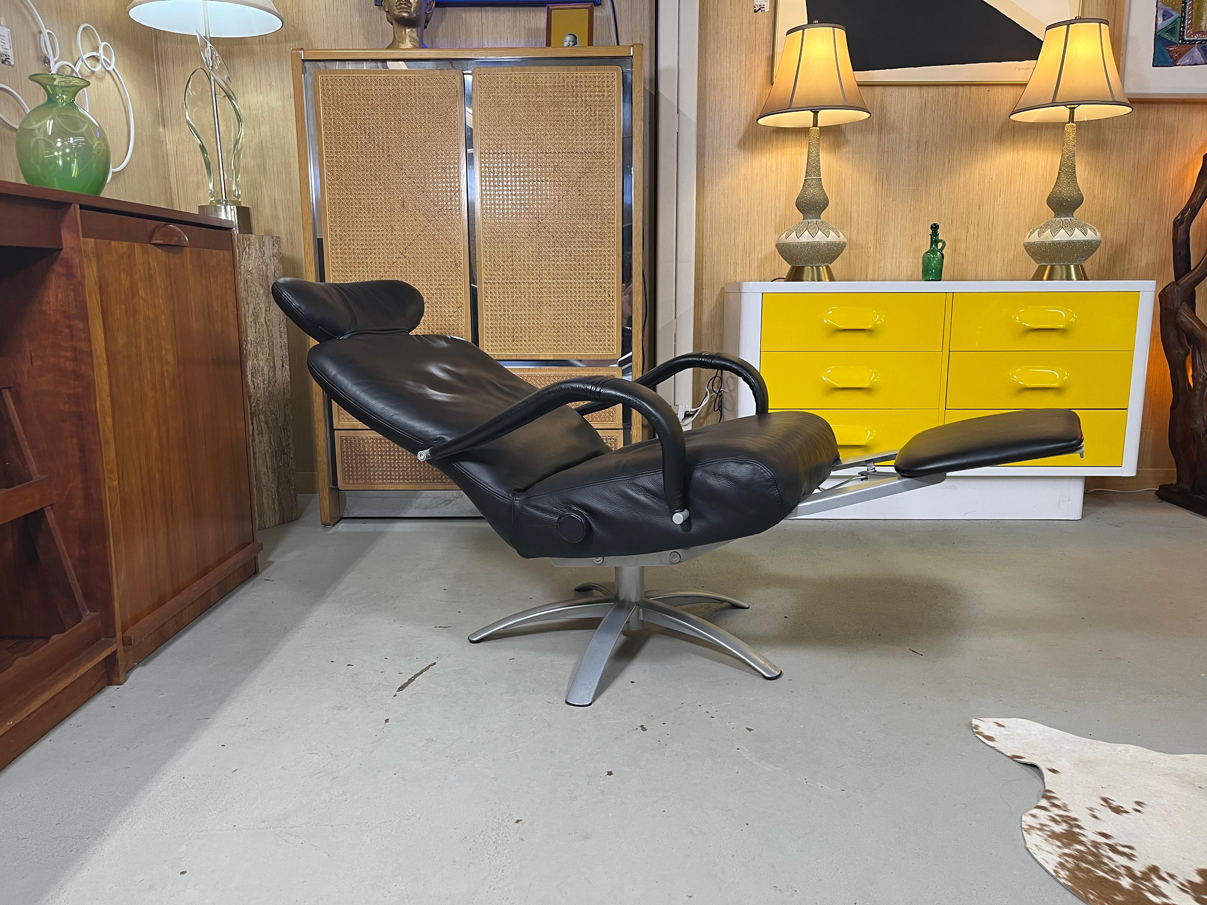 Percival Lafer Recliner girevole in pelle nera e cromo, Brasile, 2003 in vendita 1