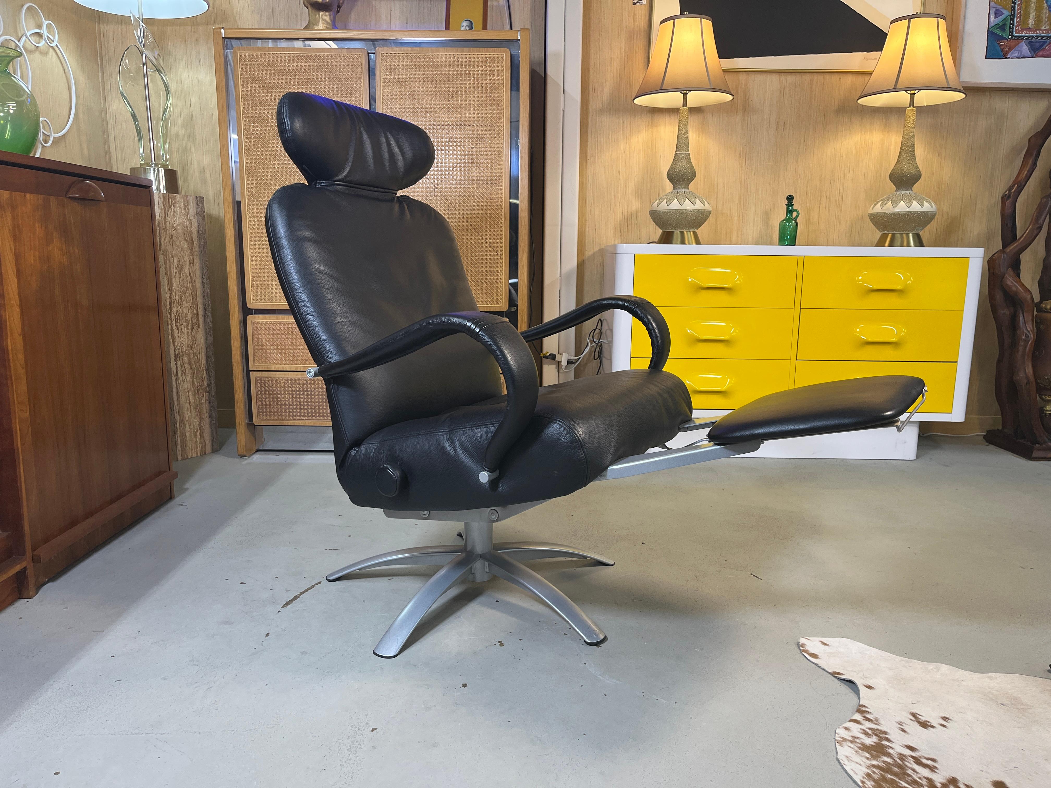 Percival Lafer Recliner girevole in pelle nera e cromo, Brasile, 2003 in vendita 2