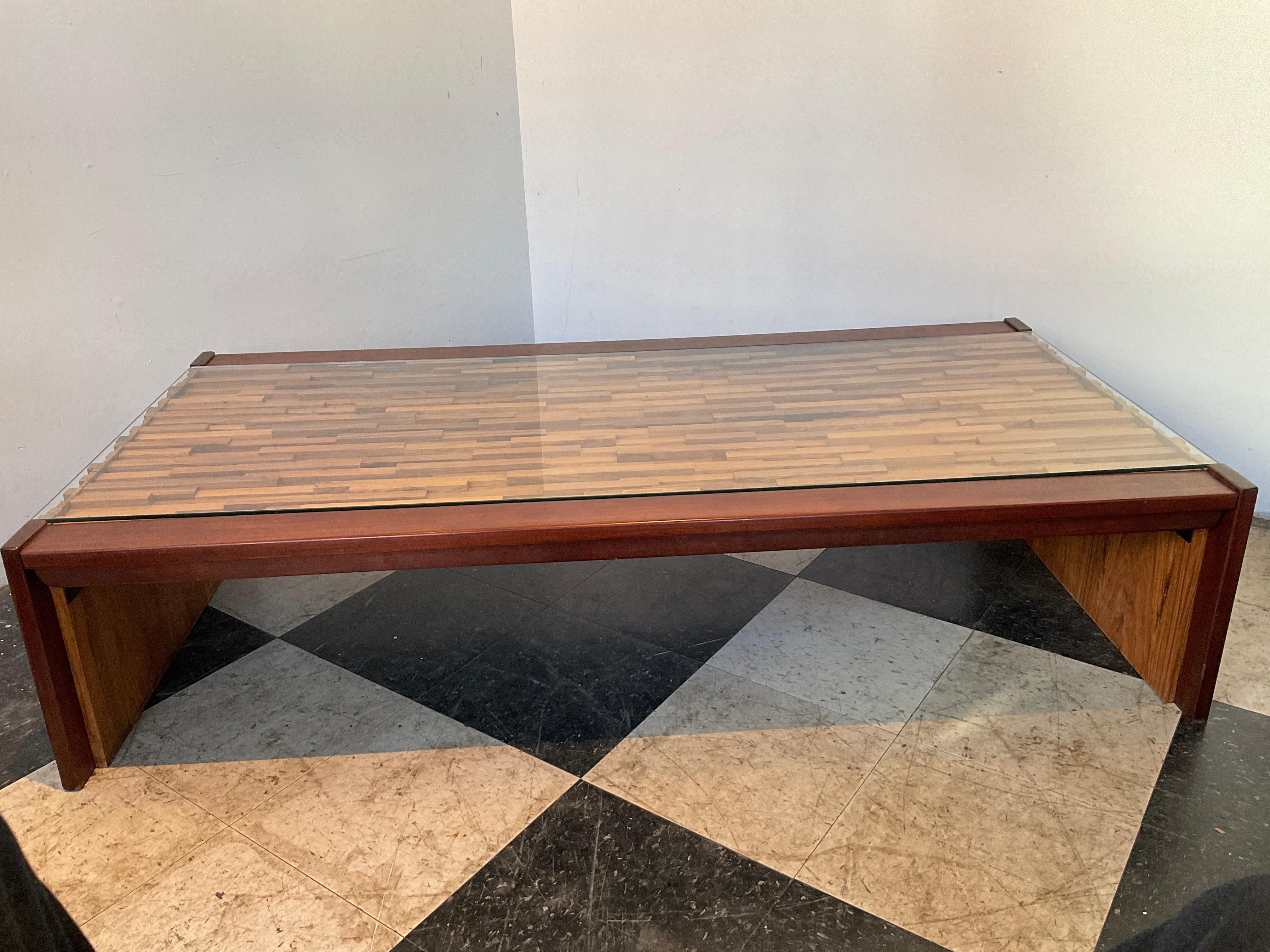 Table basse en bois de Perceval Lafer des années 1980. Les côtés sont rabattables.
Dessus en verre