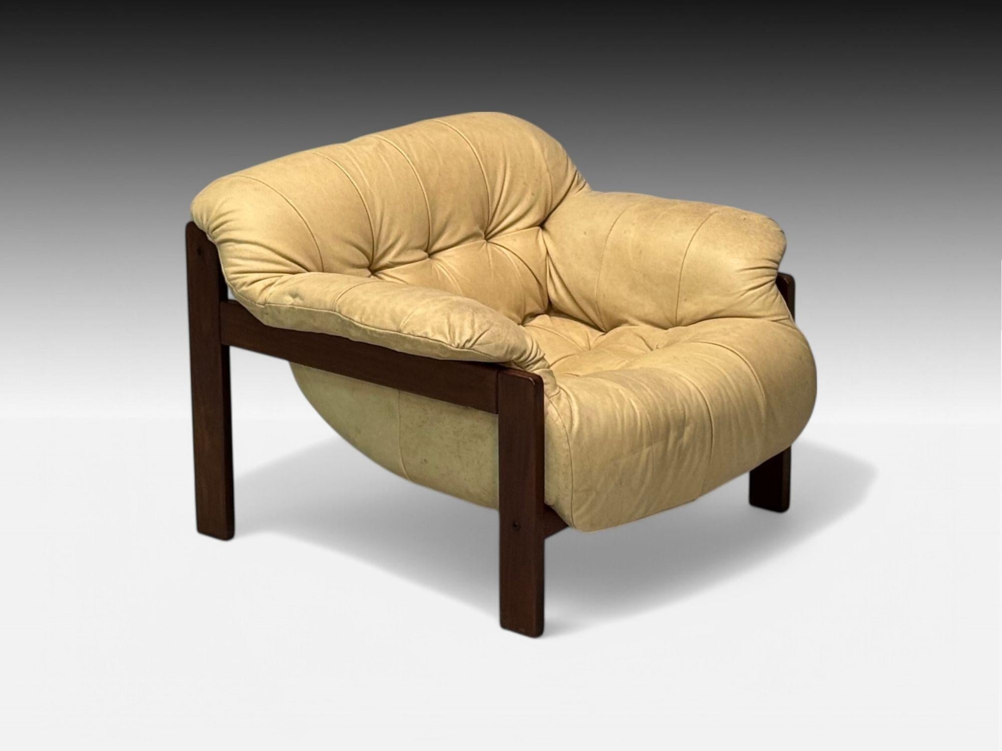 Percival Lafer, brasilianischer Mid-Century-Modern-Loungesessel, Brasilien, 1970er Jahre

Ein brasilianischer Loungesessel mit seinem originalen, patinierten, elfenbeinfarbenen, abnehmbaren Lederkissen auf einem modernistischen Palisanderholzrahmen,