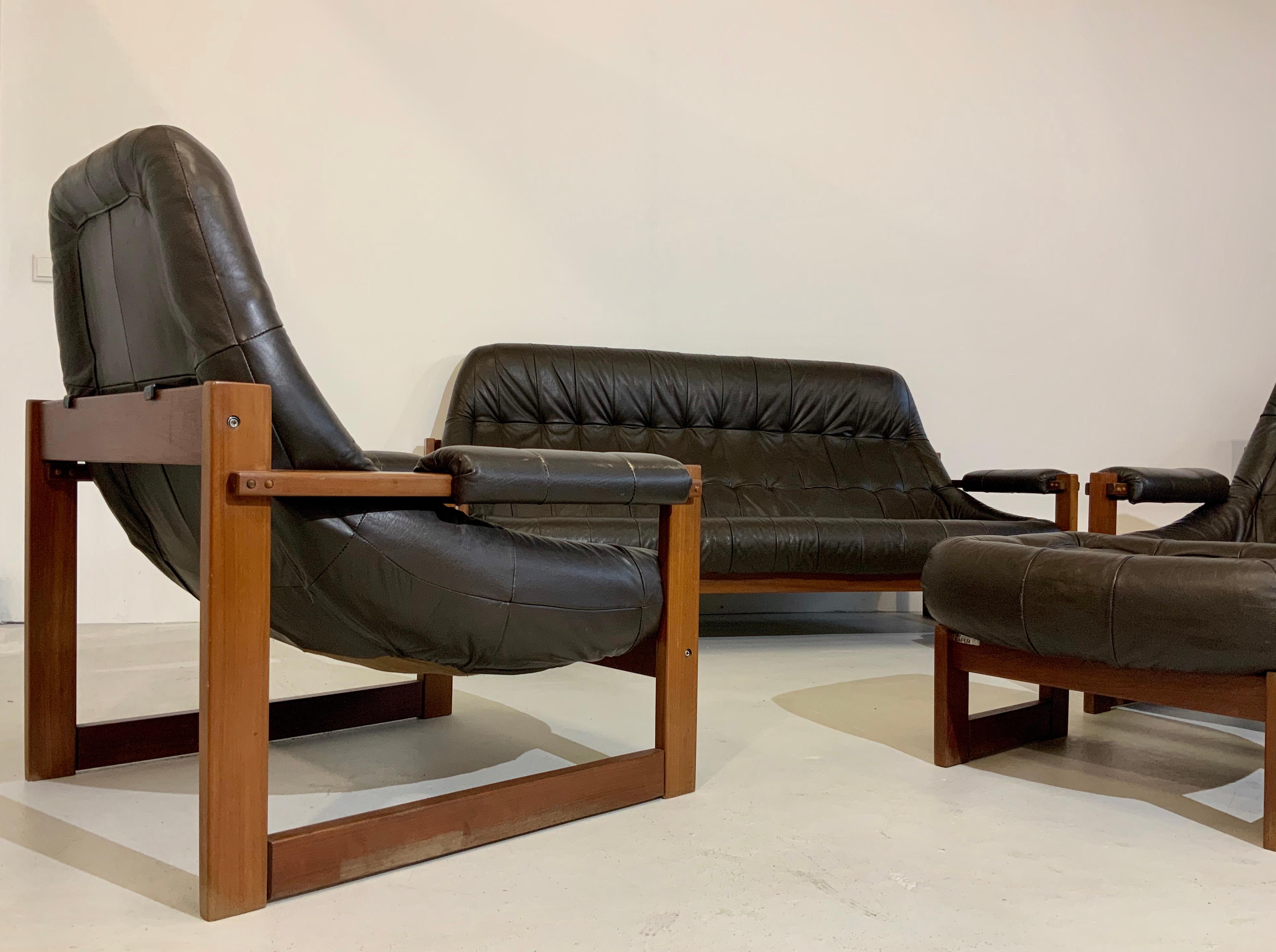 An extraordinary & very rare living room set designed in 1960s-1970s by the well renowned furniture maker Percival Lafer in Brazil is offered here.
Percival Lafer is a contemporary Brazilian furniture maker and pioneer of the Brazilian Modernist
