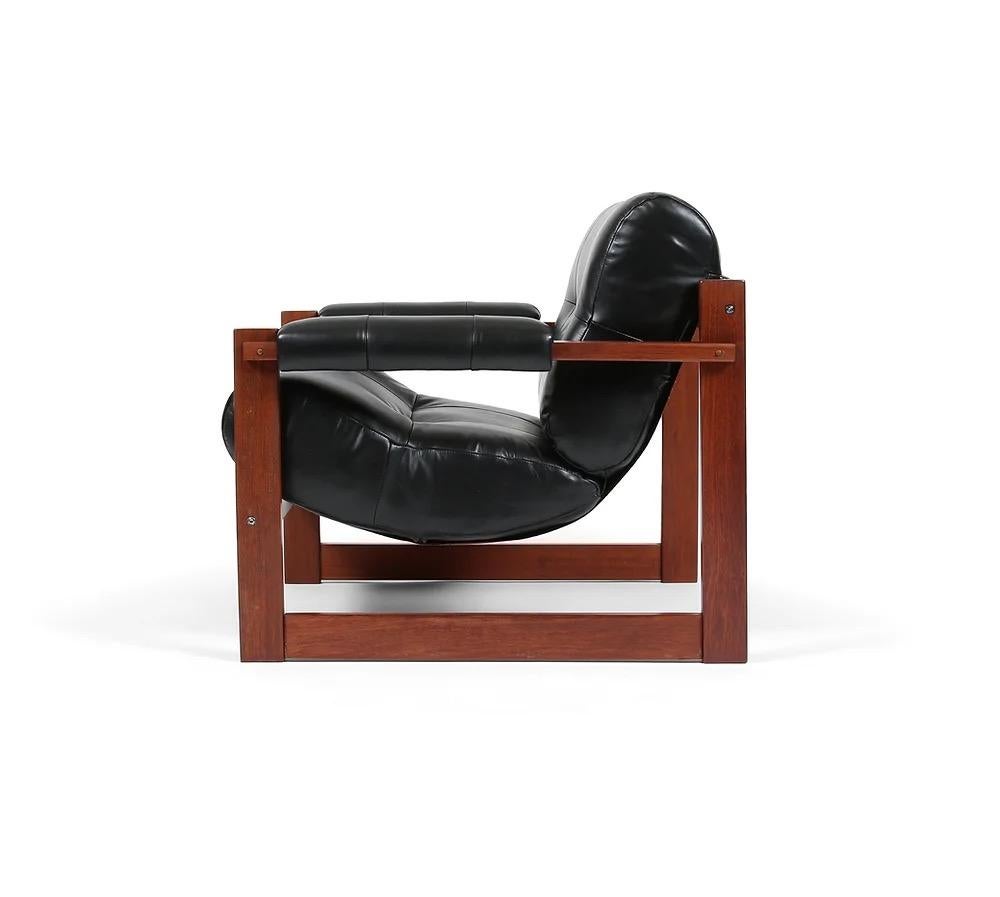 Voici une chaise longue vintage de Percival Lafer en cuir noir aniline neuf. Il s'agit du modèle S-1 ou MP-167, vers les années 1970. Il s'agit d'un merveilleux exemple du modernisme brésilien et il est également très confortable.
 
Ce fauteuil