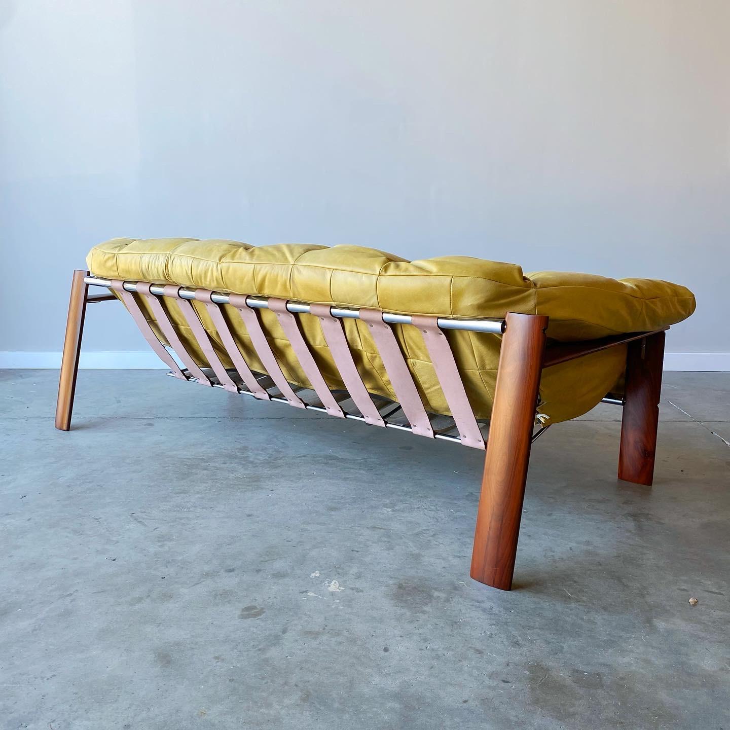 Uno splendido e raro esempio progettato da Percival Lafer.  Questo divano è stato completamente restaurato con pelle nuova e struttura in Jacaranda rifinita.  I cinturini in pelle sono in buone condizioni originali.  

Questo divano, molto difficile