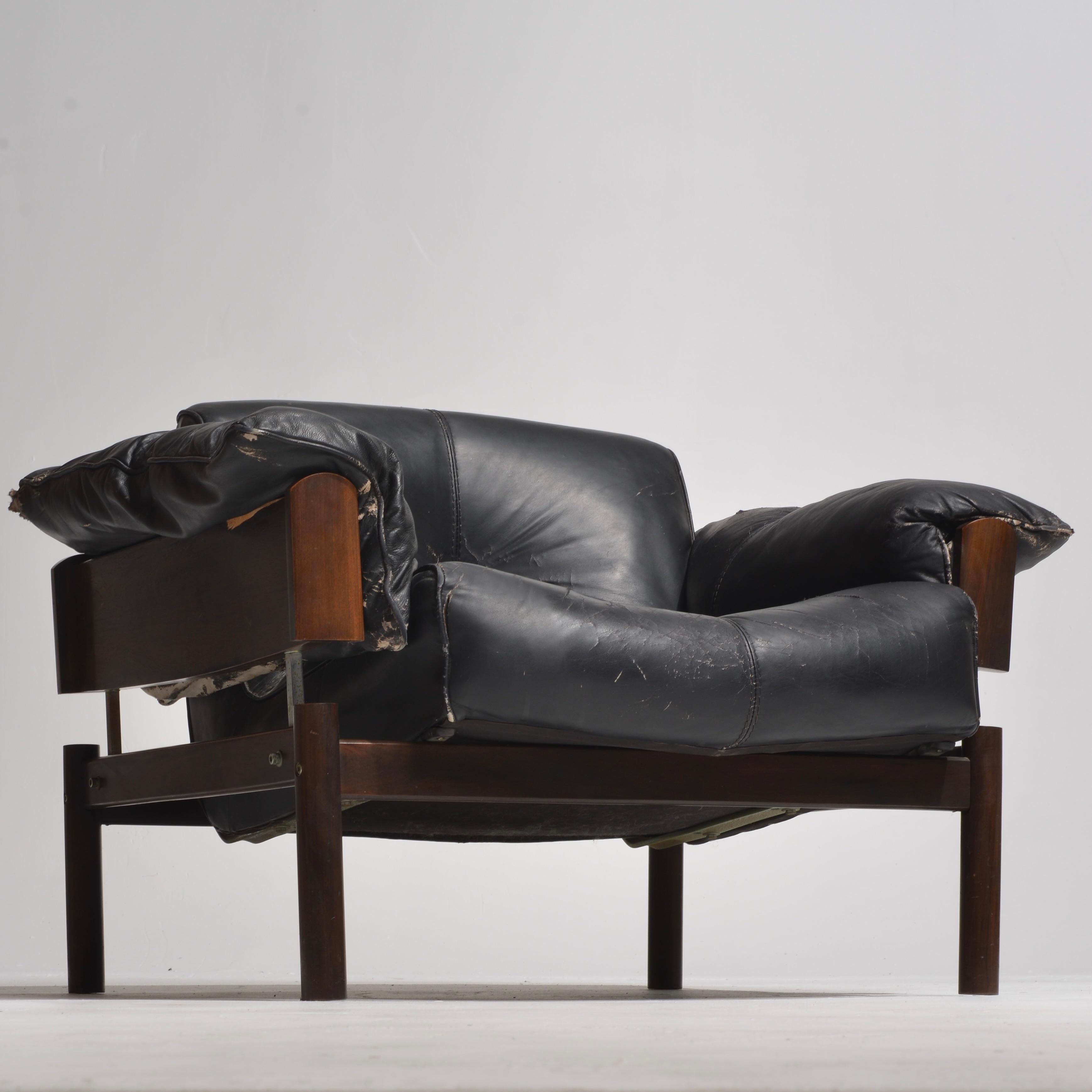 Brazilian modernist chair Model MP-103, designed by Percival Lafer in 1960. The 103 is Lafer’s first chair design. This piece features a stunning Brazilian rosewood structure with chrome supports and maintains the original leather upholstery. 

