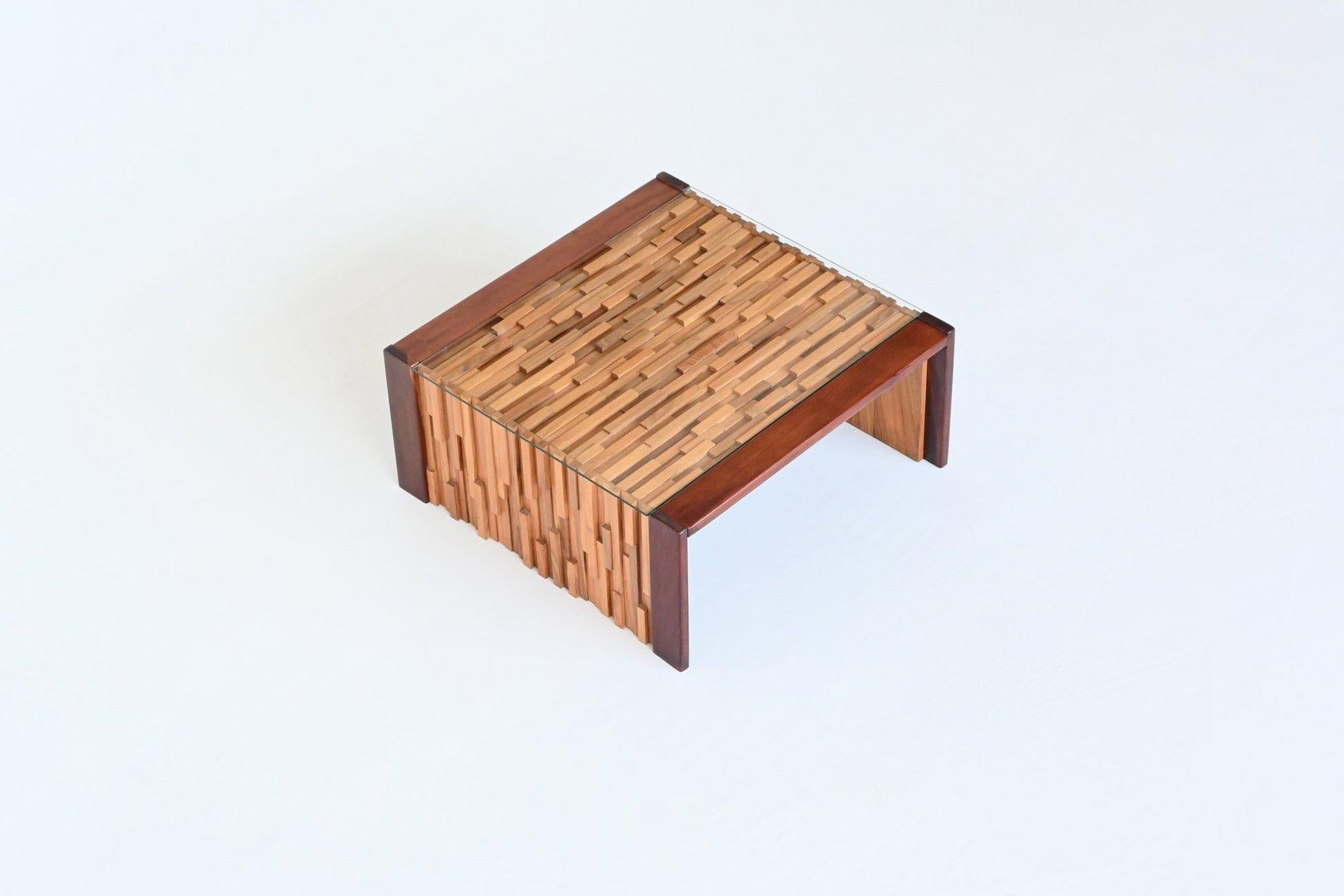 Magnifique table basse sculpturale conçue et fabriquée par Percival Lafer, Brésil 1960. Cette pièce étonnante est fabriquée à partir de différents bois tropicaux de haute qualité qui sont très bien travaillés en différentes couches. Les longueurs