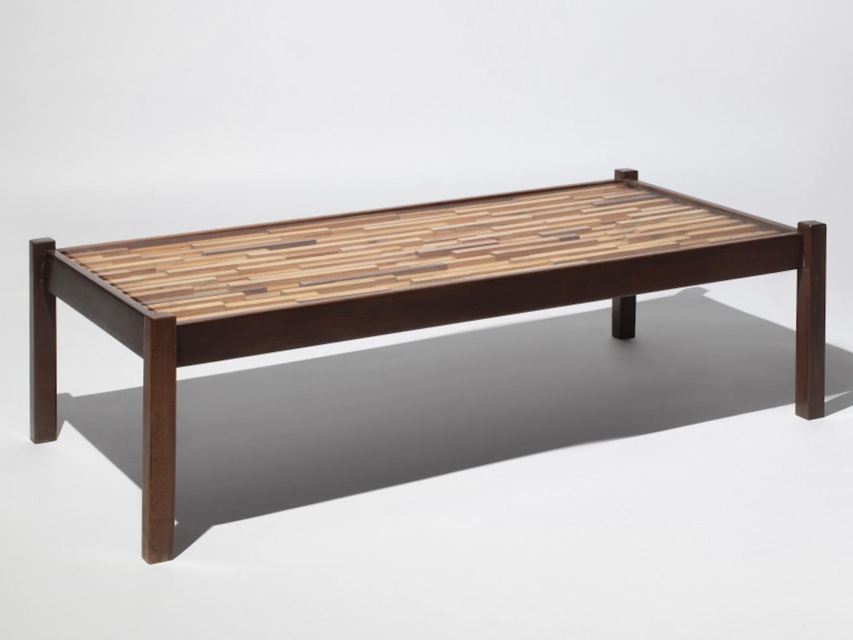 Der Tisch von Percival Lafer ist ein bemerkenswertes Stück Design, das die Ästhetik der 1970er Jahre verkörpert. Dieser Couchtisch aus Patchwork-Holz und Glas ist eine harmonische Mischung aus natürlichen Materialien und modernen Oberflächen.

Die