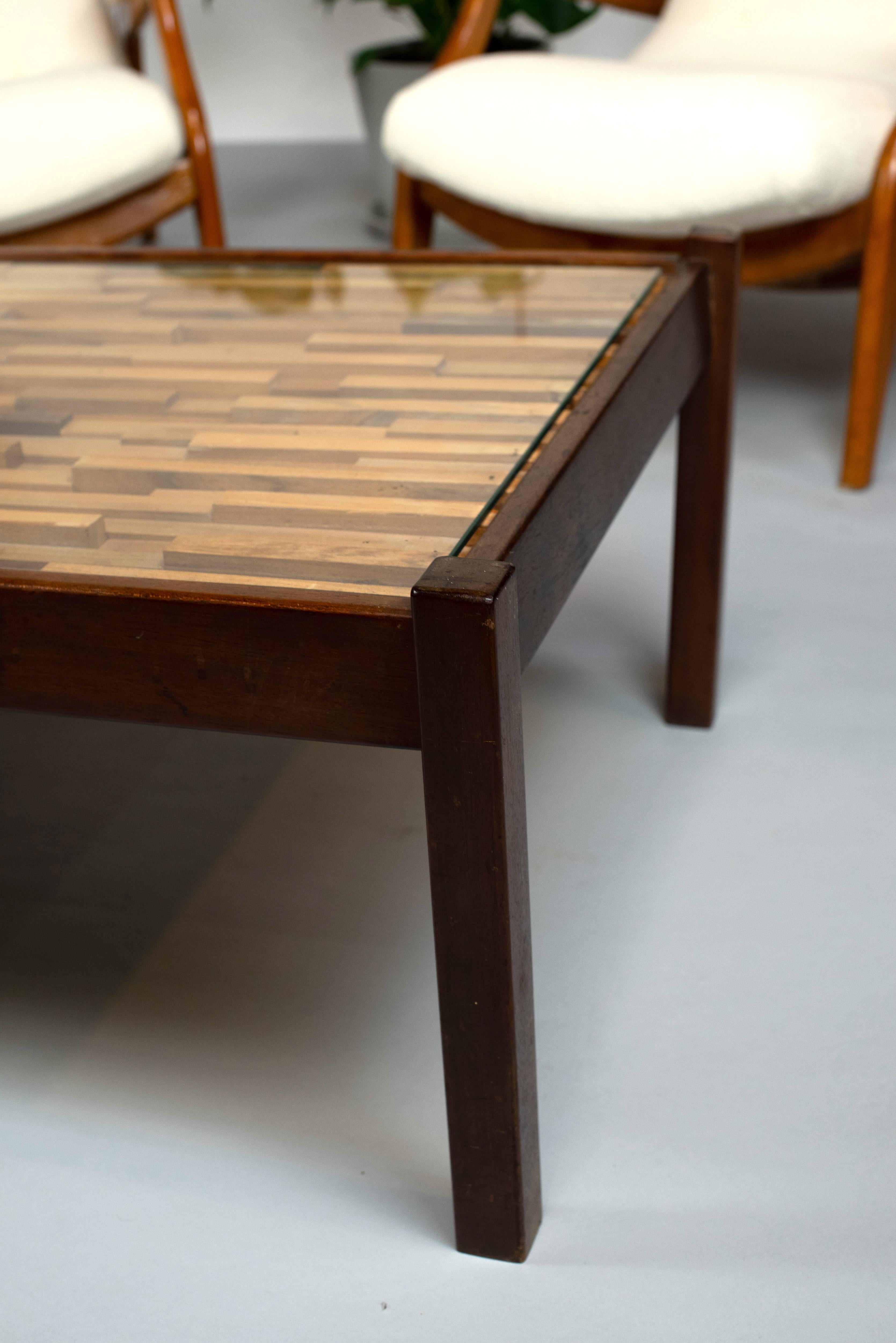 Esta excepcional mesa de centro de Percival Lafer es un sorprendente ejemplo del diseño de los años 70, que combina a la perfección materiales naturales con acabados contemporáneos. El tablero de la mesa, elaborado con una exquisita selección de