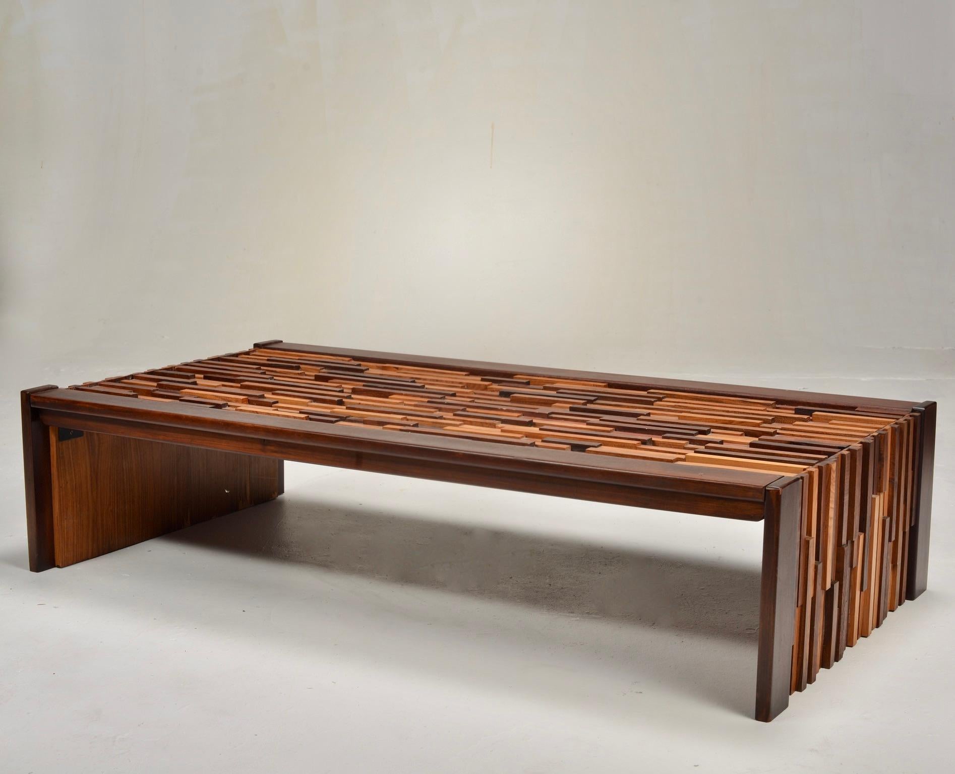Der brutalistische Couchtisch von Percival Lafer wird aus Teak, Jacaranda und Palisander in verschiedenen Höhen und Längen hergestellt. Das minimalistische und organische Design ist schlank und vielseitig, mit verschiedenen Holzarten und -tönen, die