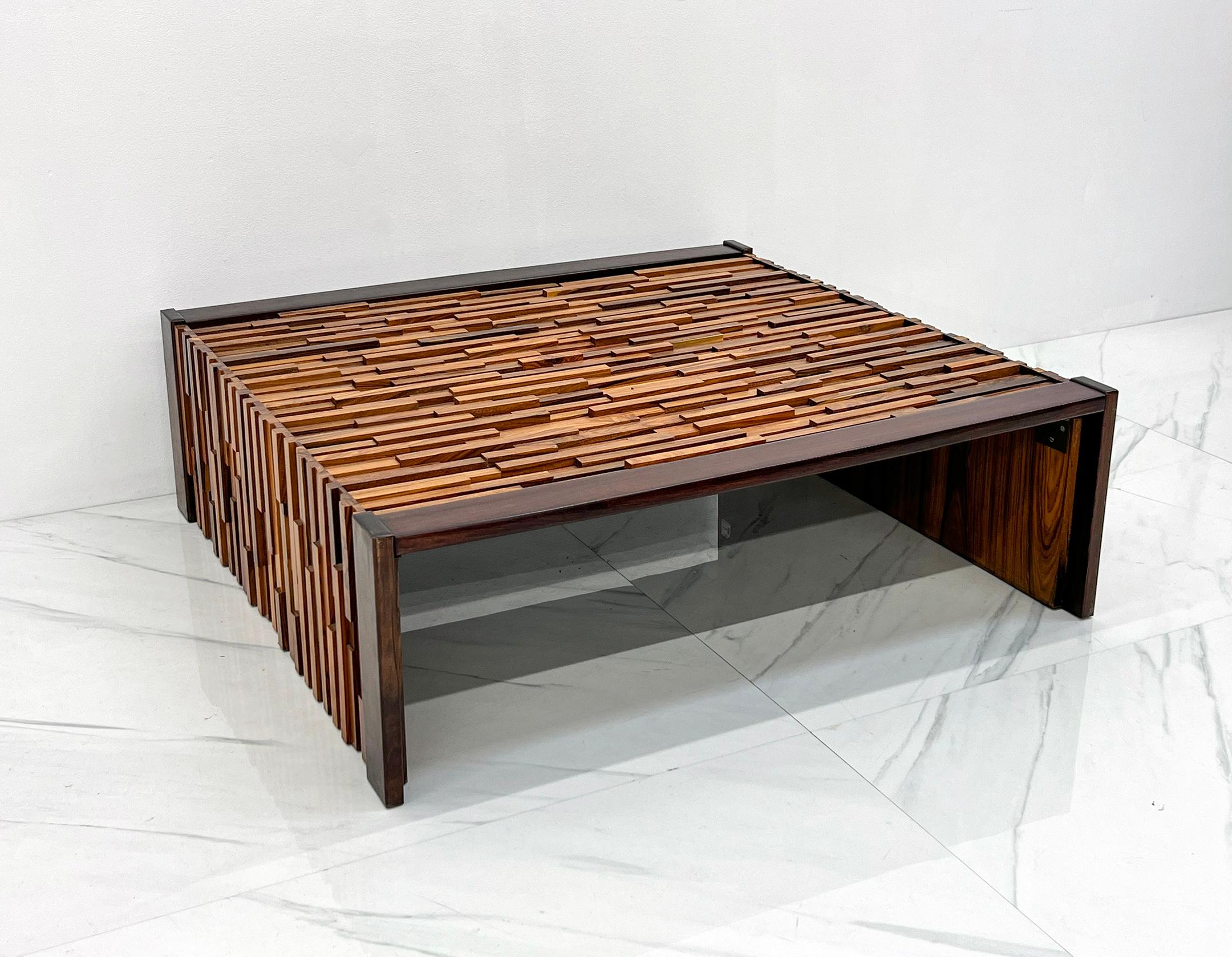 Dieser Couchtisch ist fabelhaft! Entworfen von Percival Lafer, einem brasilianischen Möbeldesigner, der für seine innovativen und modernen Designs bekannt ist. Eine seiner ikonischsten Kreationen ist der Percival Lafer-Klapptisch, der in den 1970er