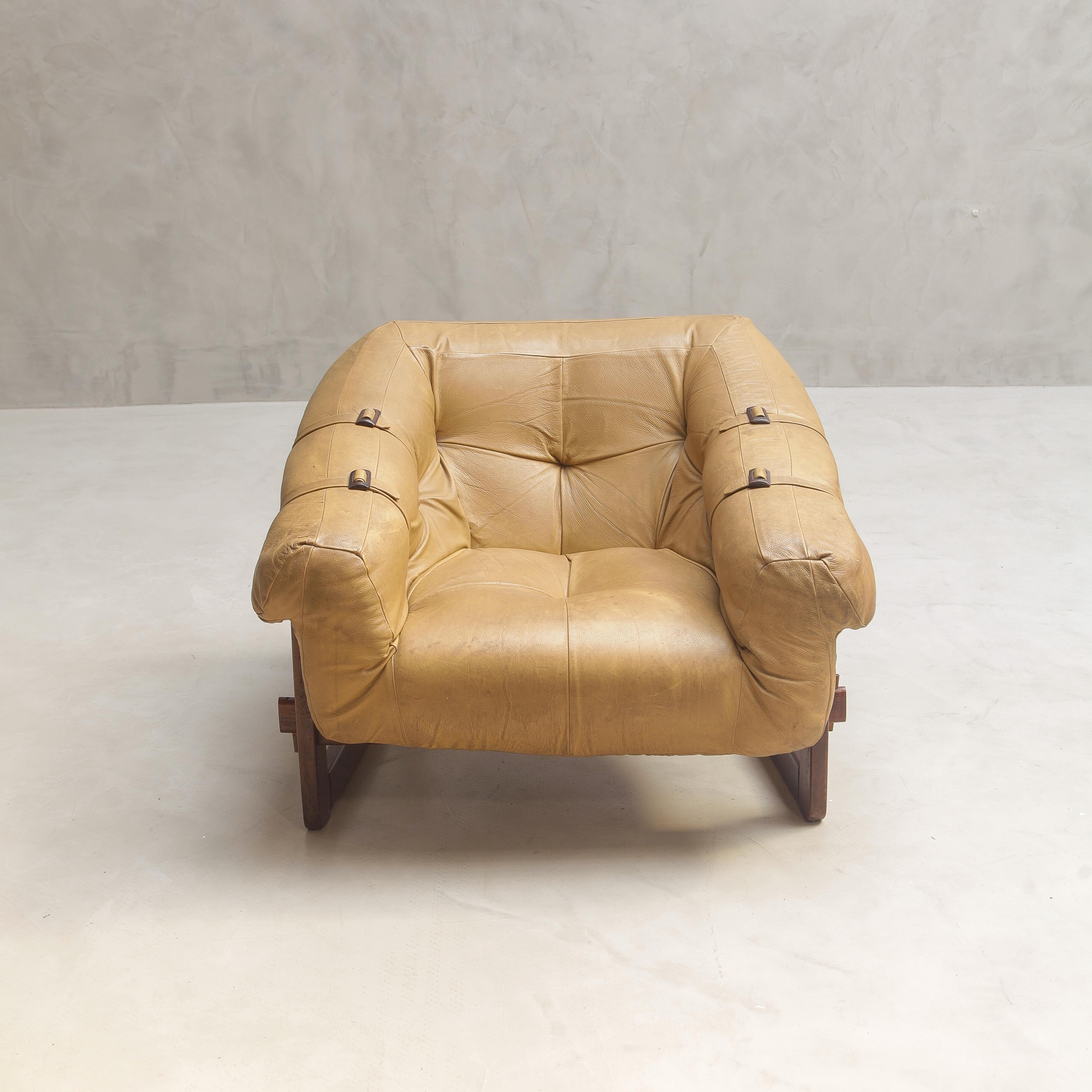 Design/One moderne du milieu du siècle dernier de Percival Lafer, fabriqué par son entreprise, Lafer.

Paire de fauteuils MP-91 avec structure en bois massif de jatobá, système de calage, corps monobloc en mousse de polyuréthane injecté recouvert de