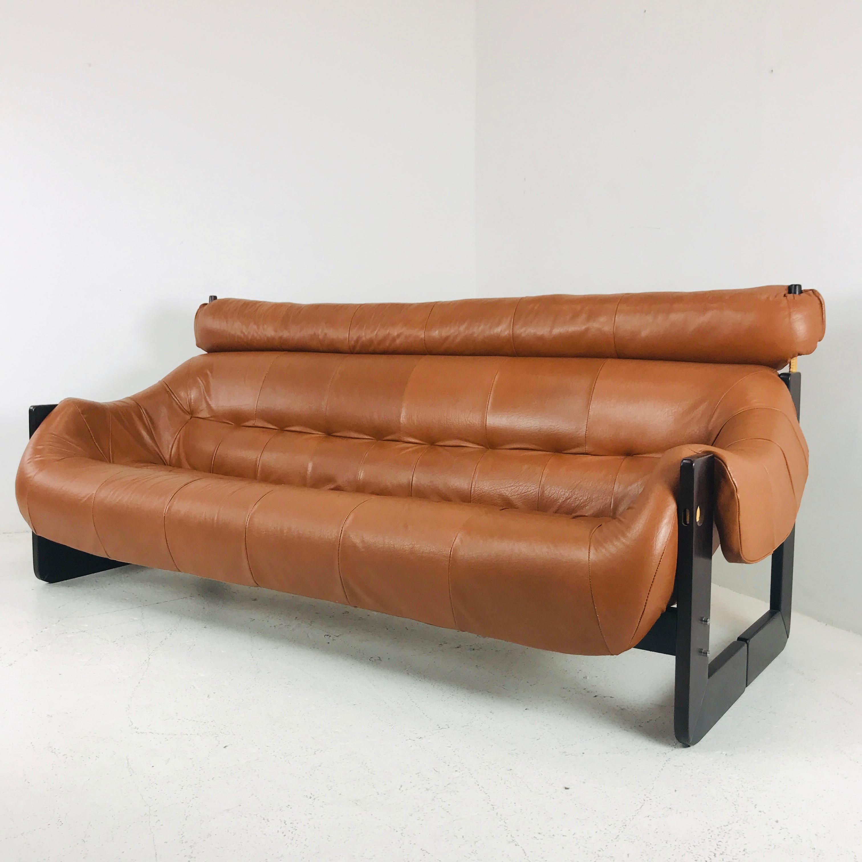 Percival Lafer leather and wood sofa. Sofa is in good vintage condition with wear consistent with age and use,

Dimensions:
83 W x 33 D x 33 H
seat height 15.