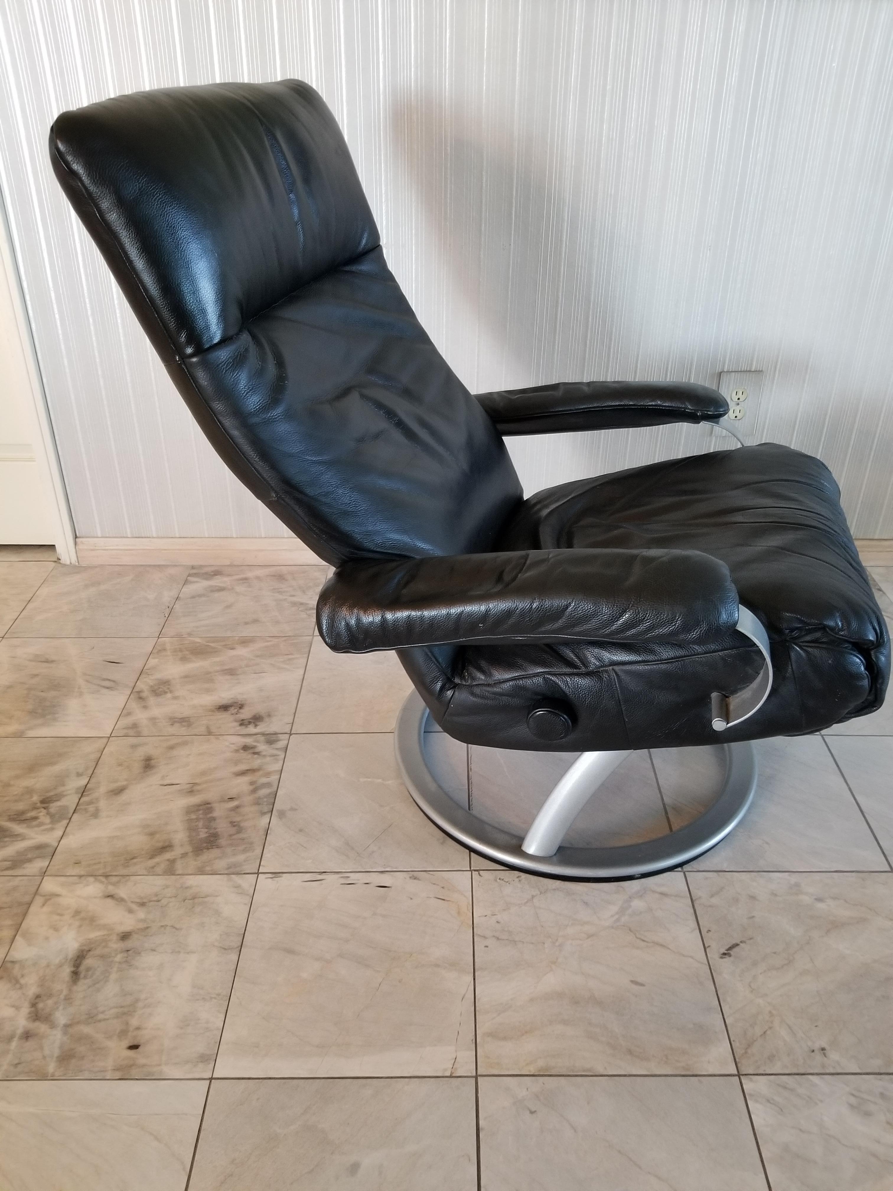 Percival Lafer Modern Leather Recliner Ergonomic Kiri Swivel Lounge Chair Brazil 4