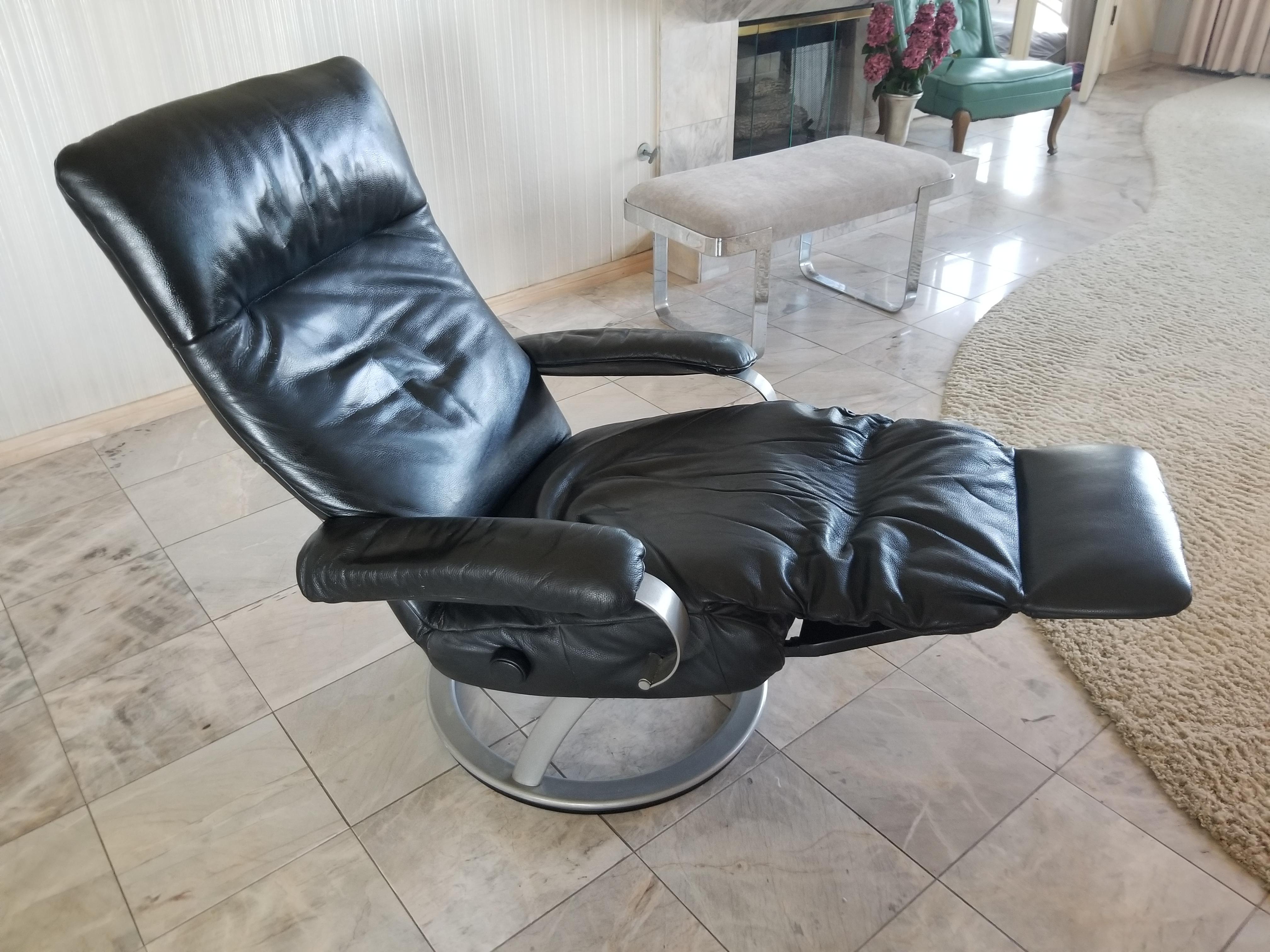 Percival Lafer Leather Recliner Kiri Swivel Ergonomic Vintage Modern Lounge Chair Brazil
Approximately 39 t x 29 w x 29/67 D Seat h 18 Arm h 20
Retractable footrest remains totally invisible when closed. 
Recline from upright position. Armrests