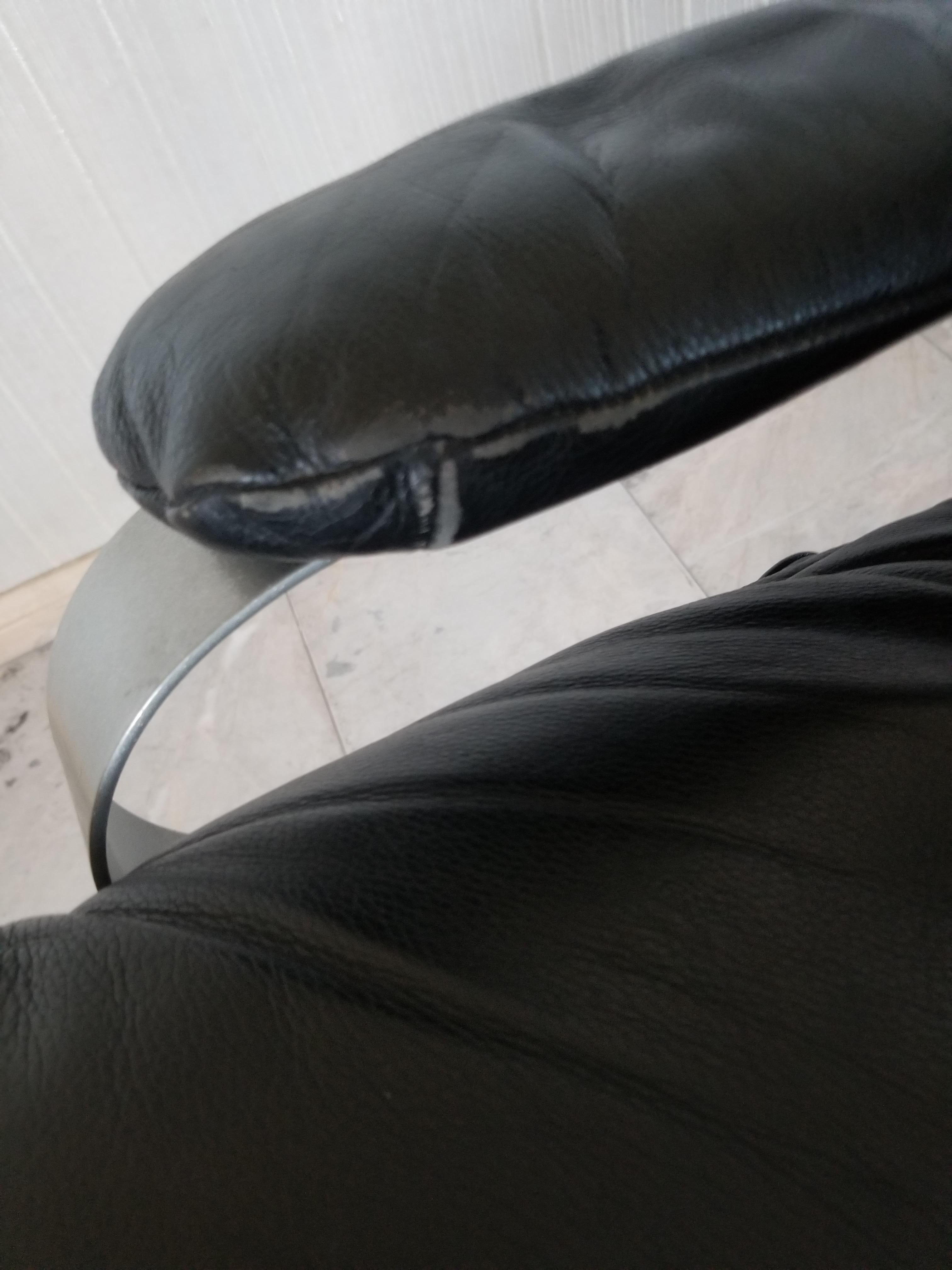 Percival Lafer Modern Leather Recliner Ergonomic Kiri Swivel Lounge Chair Brazil In Good Condition In Chula Vista, CA