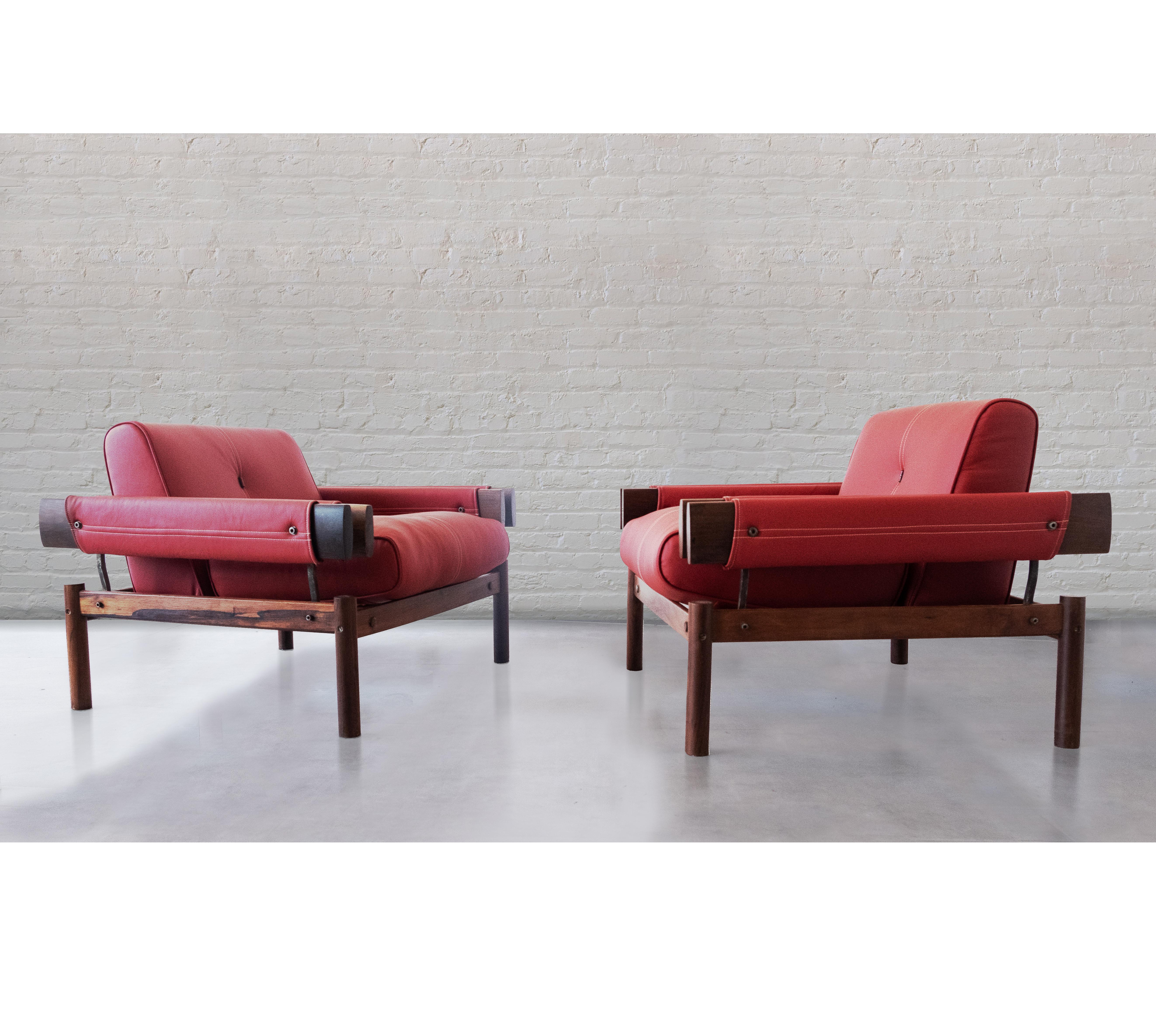 A pair of beautiful MP19 armchairs, designed and manufactured by Percival Lafer. Brazil c. 1967.

Despite the large section of wood pieces and their solidity, this design feels light, as the seats and armrests seem to float within the chair