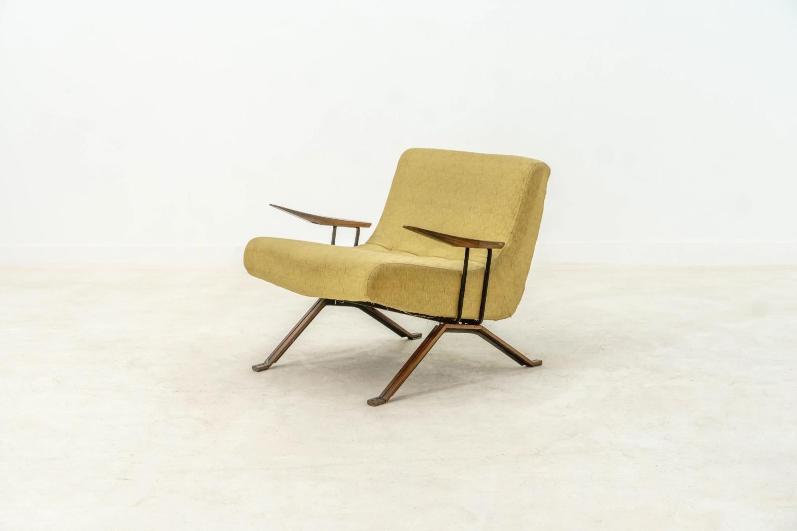 El MP-01 es el primer modelo de sillón producido por el mundialmente conocido Percival Lafer, y sentó las bases de su estilo único y sus diseños posteriores. Las sensuales curvas del asiento se complementan con los brazos y las patas de formas
