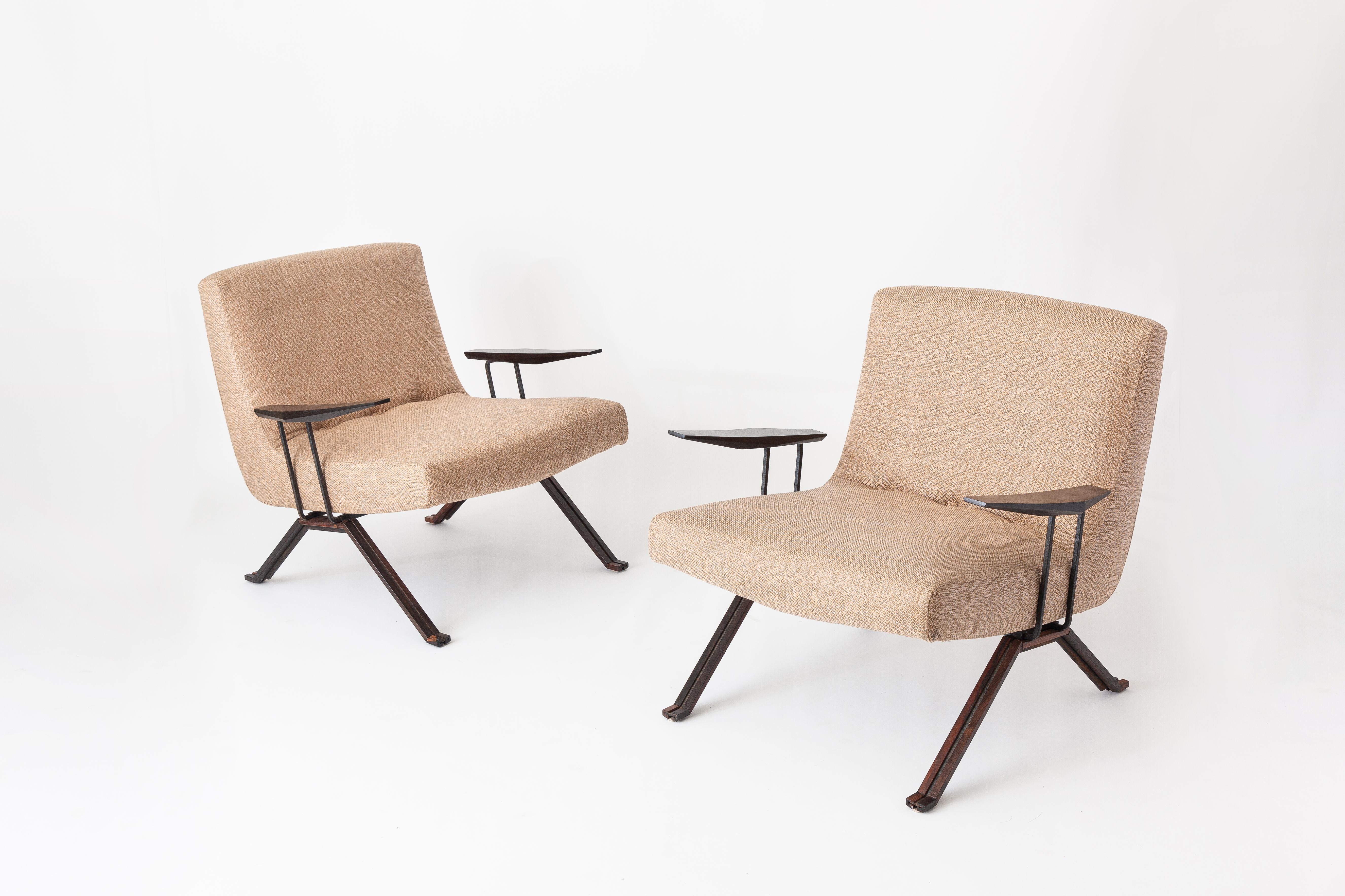 Der MP-01 ist das erste Sesselmodell, das der weltberühmte Percival Lafer herstellte, und legte den Grundstein für seinen einzigartigen Stil und seine nachfolgenden Designs. Die sinnlichen Kurven des Sitzes werden durch die elegant geformten