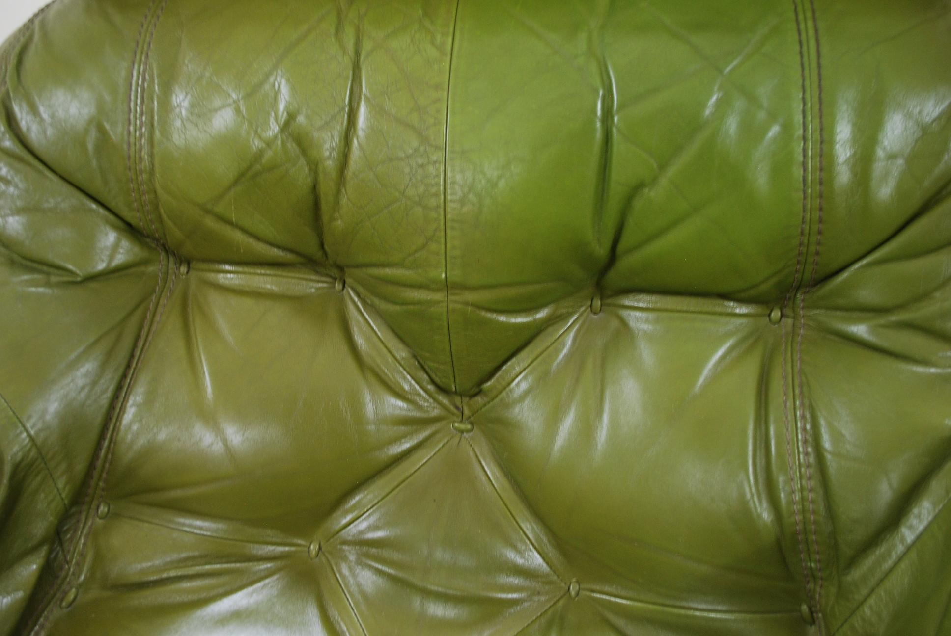 Fauteuil de salon et pouf en cuir MP 041 de Percival Lafer 3