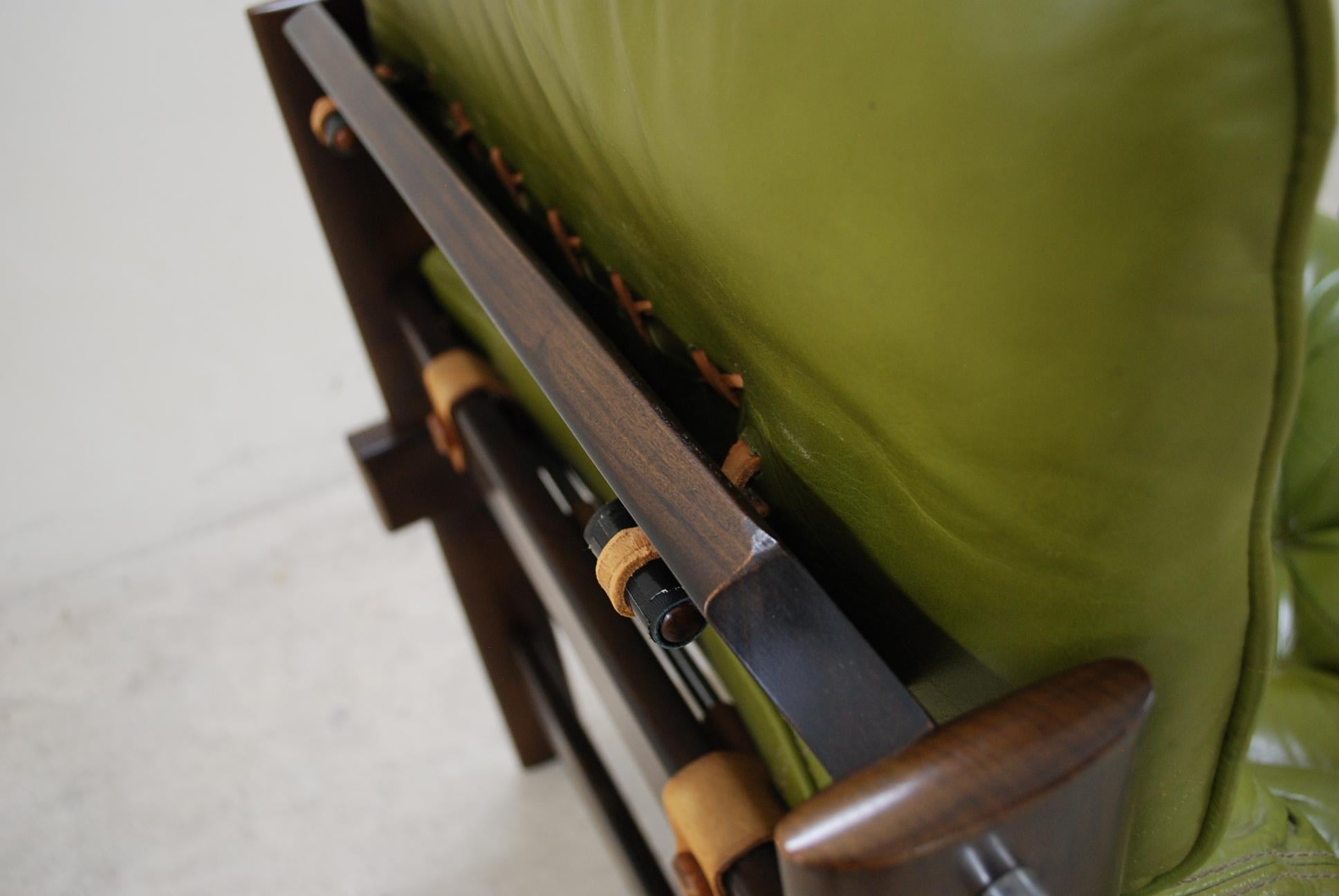 Fauteuil de salon et pouf en cuir MP 041 de Percival Lafer 5