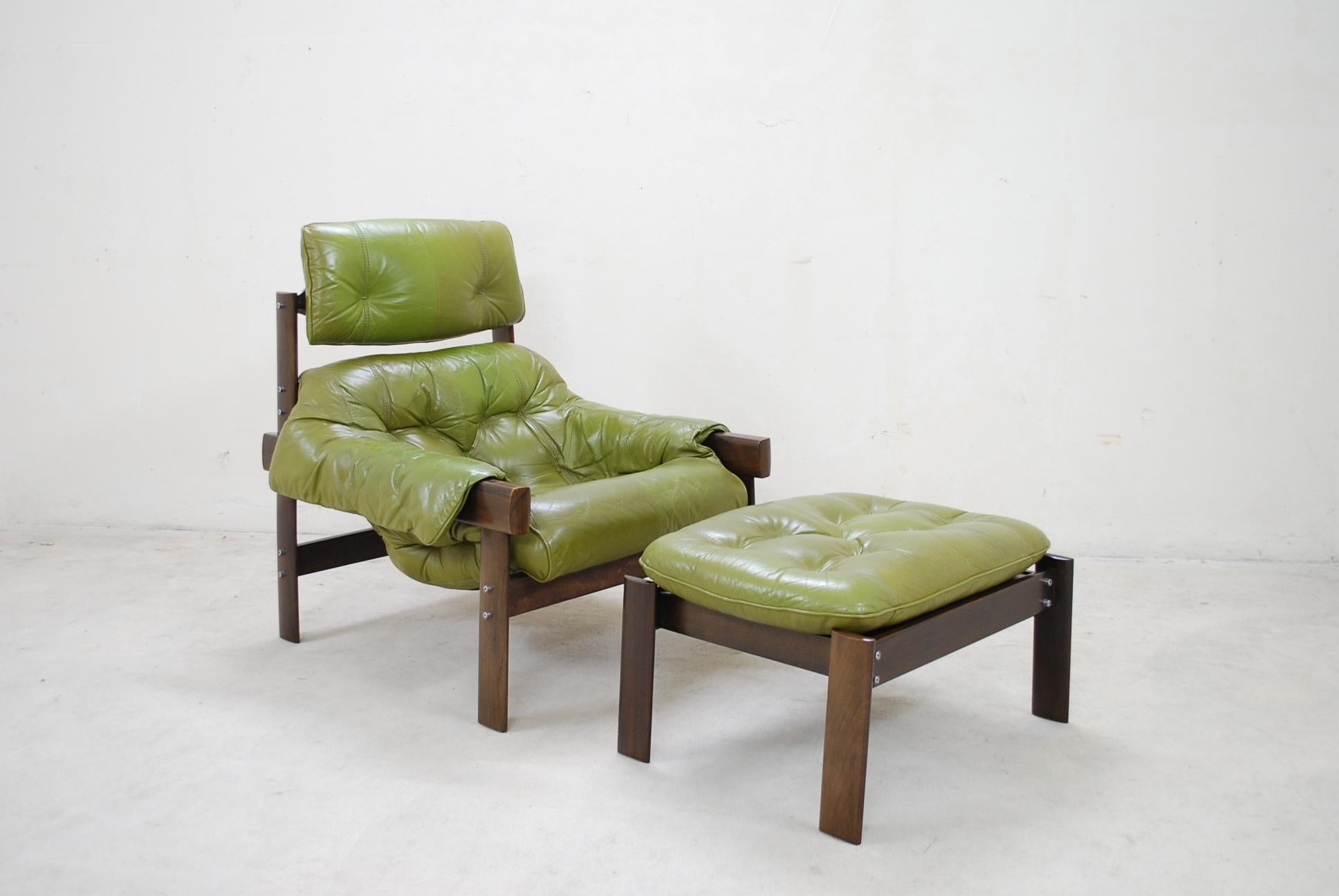 Cette chaise longue et cet ottoman ont été conçus par Percival Lafer au Brésil en 1961. Le fabricant est le mobilier Lafer.
Ils sont dotés de cadres en bois de Pau Ferro et d'un revêtement en cuir vert tilleul, qui s'est magnifiquement patiné avec