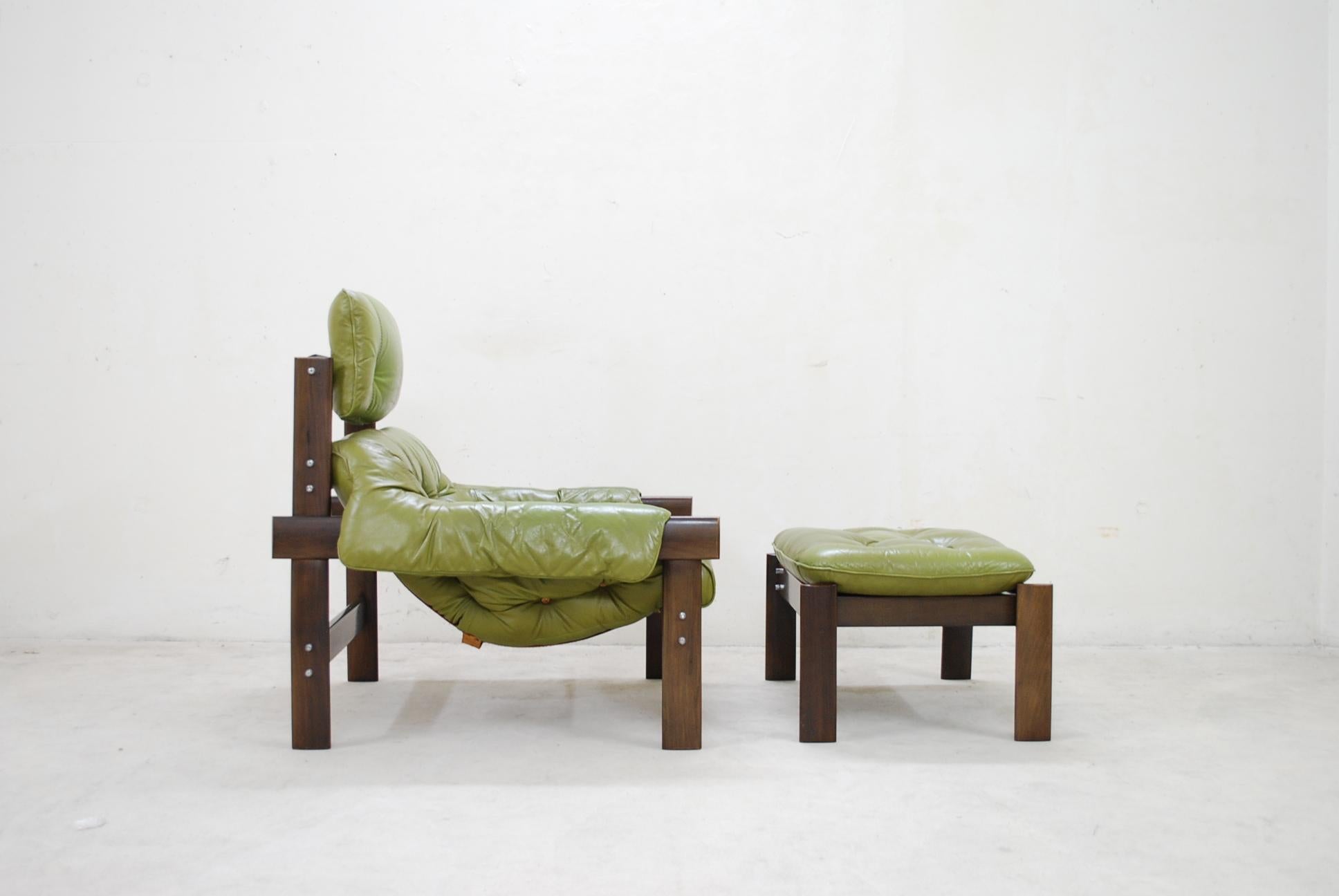 Brésilien Fauteuil de salon et pouf en cuir MP 041 de Percival Lafer