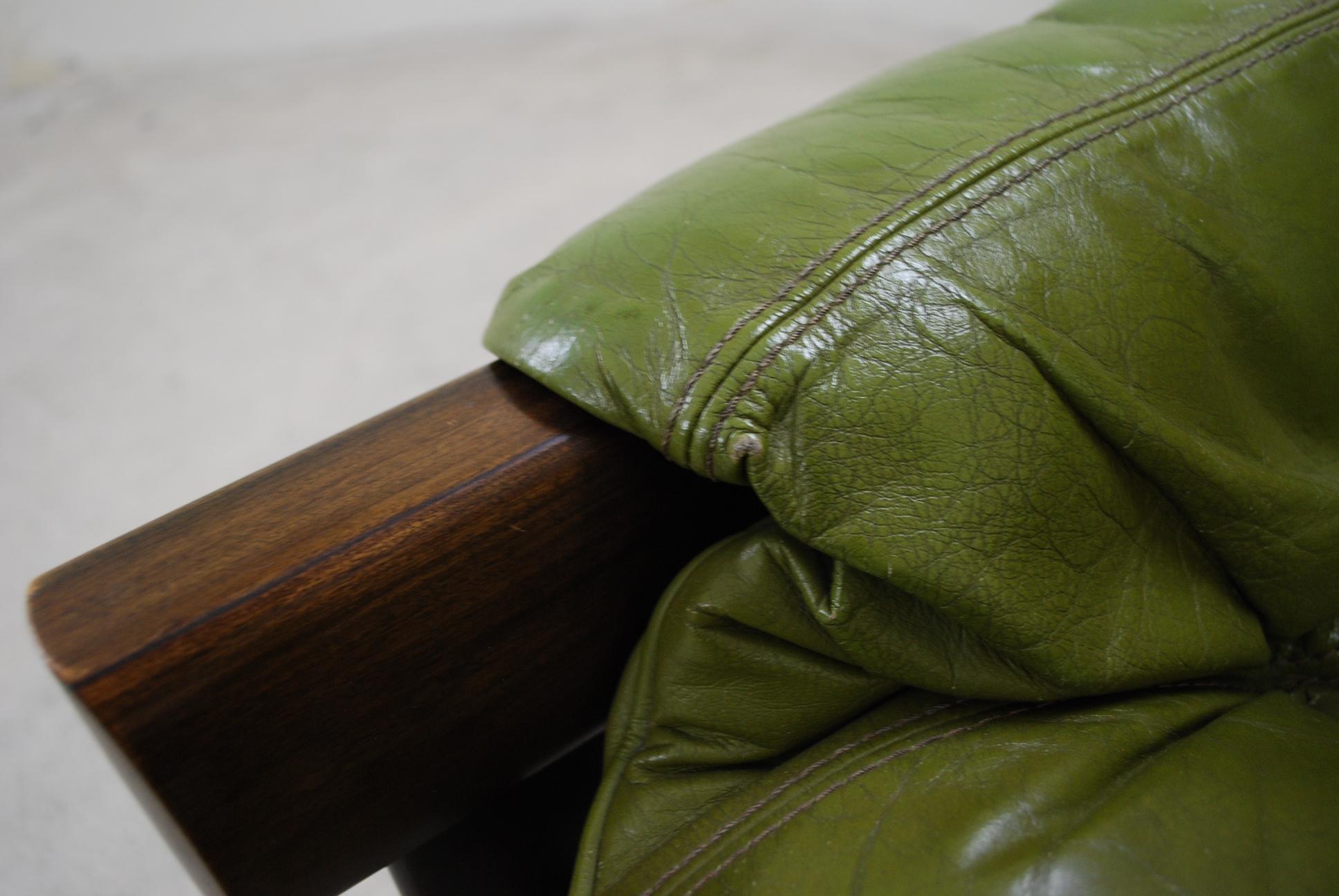 Fauteuil de salon et pouf en cuir MP 041 de Percival Lafer 1