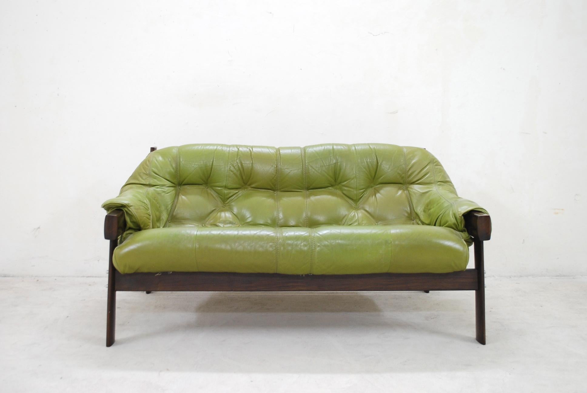 This 2-seat leather sofa were designed by Percival Lafer in Brazil in 1961. Manufacture is Lafer furniture.
They feature wooden frames in Pau Ferro Wood with lime green leather upholstery, which has become beautifully patinated over time.
This