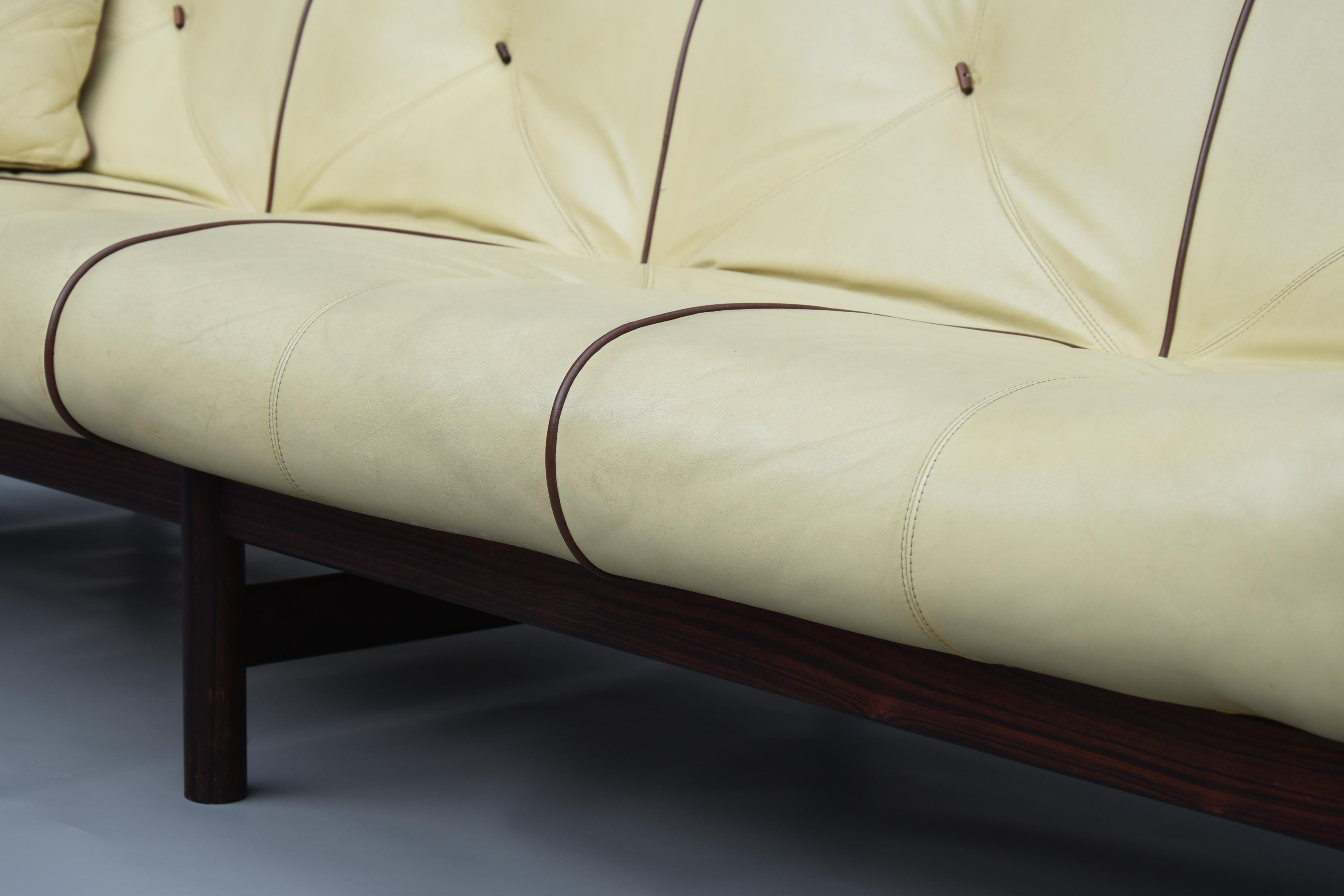 Percival Lafer MP-13 Elfenbeinfarbenes Leder-Sofa im Angebot 7