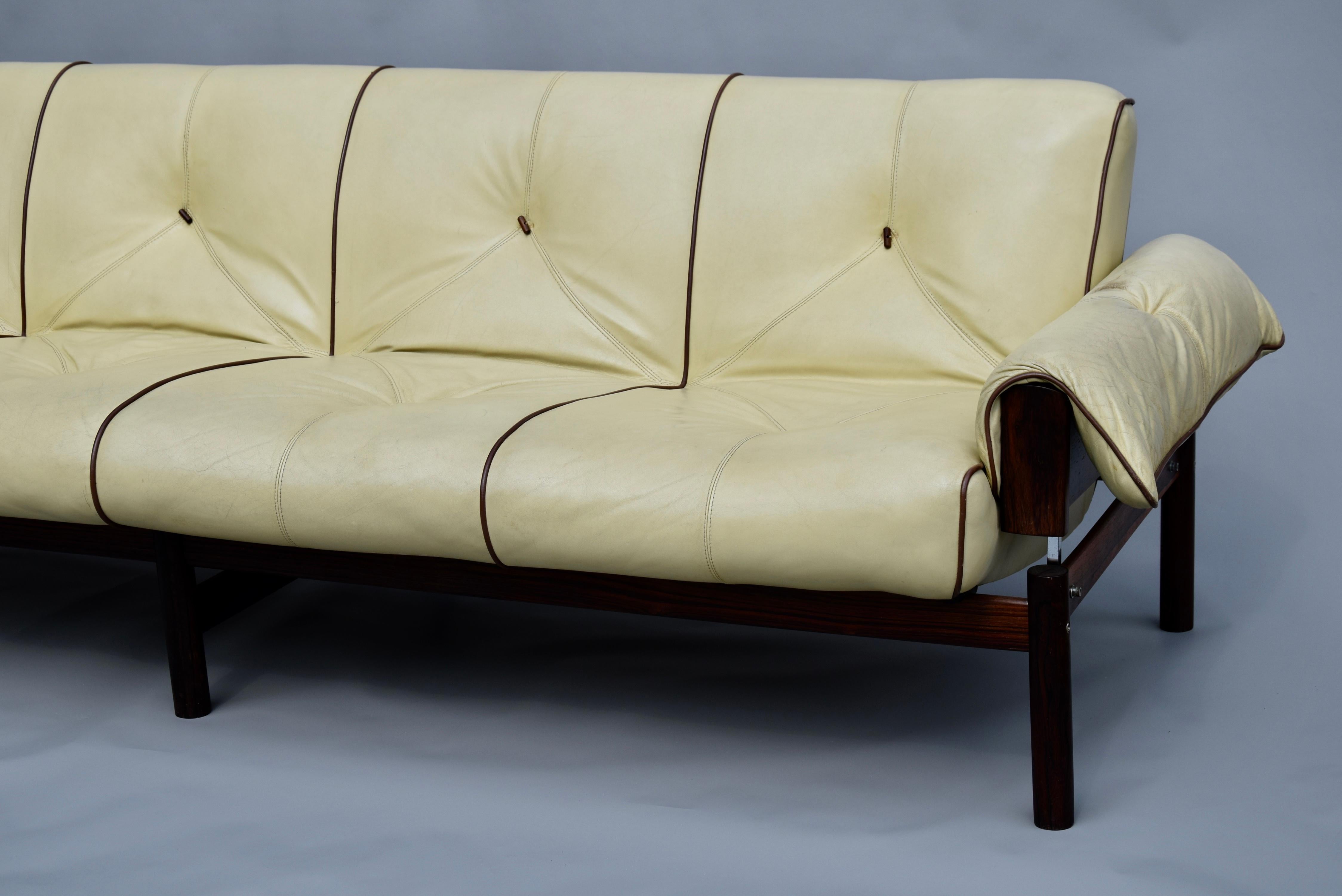 Percival Lafer MP-13 Elfenbeinfarbenes Leder-Sofa im Zustand „Gut“ im Angebot in Weesp, NL
