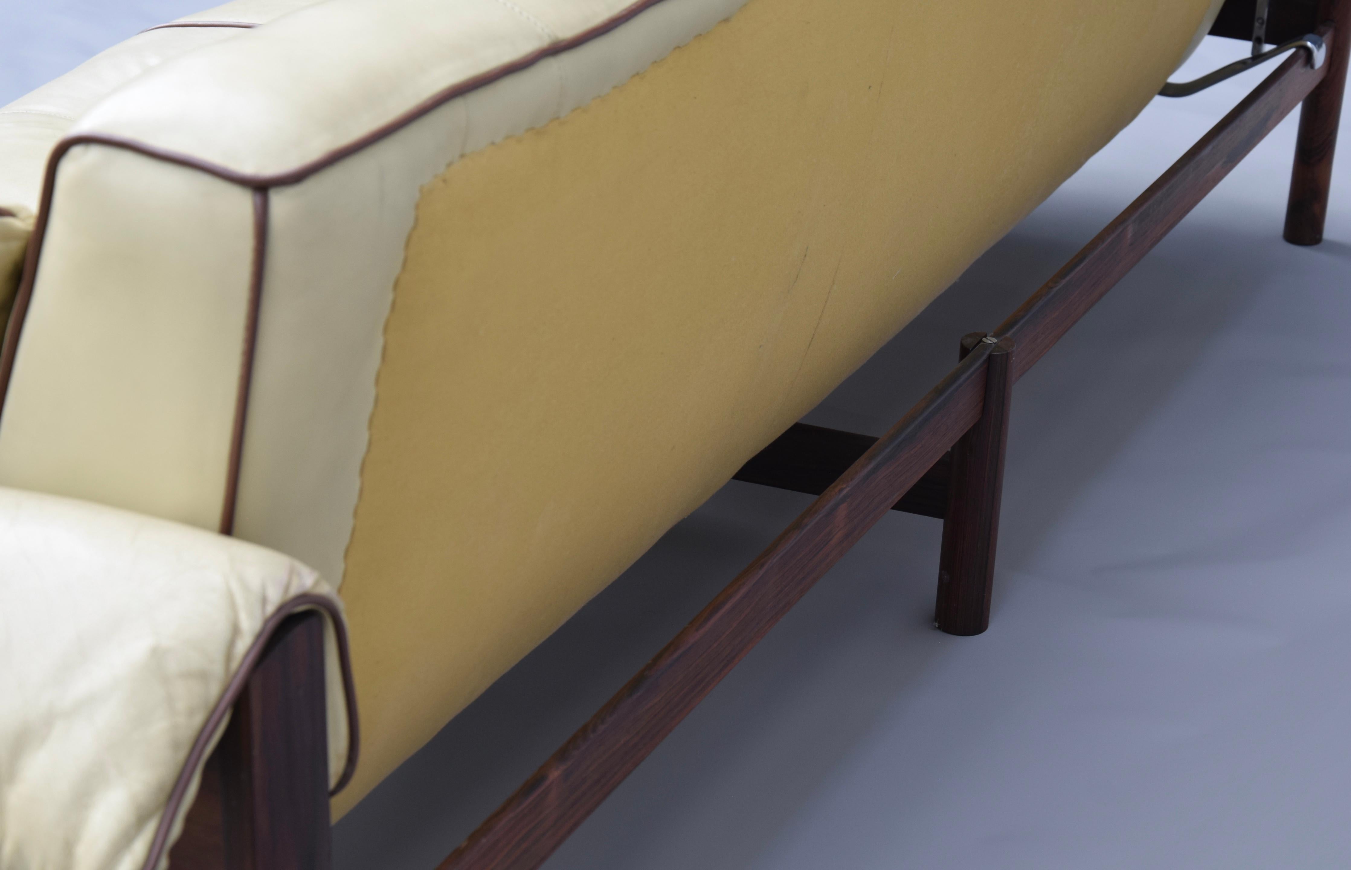 Percival Lafer MP-13 Elfenbeinfarbenes Leder-Sofa (Mitte des 20. Jahrhunderts) im Angebot