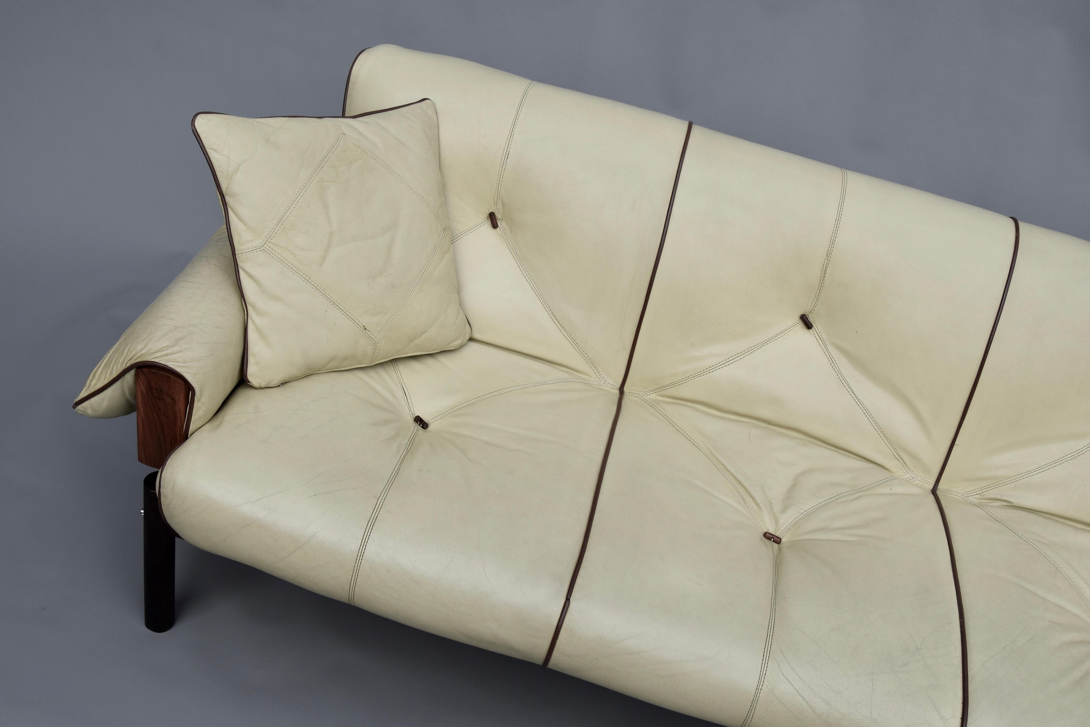 Percival Lafer MP-13 Elfenbeinfarbenes Leder-Sofa im Angebot 2