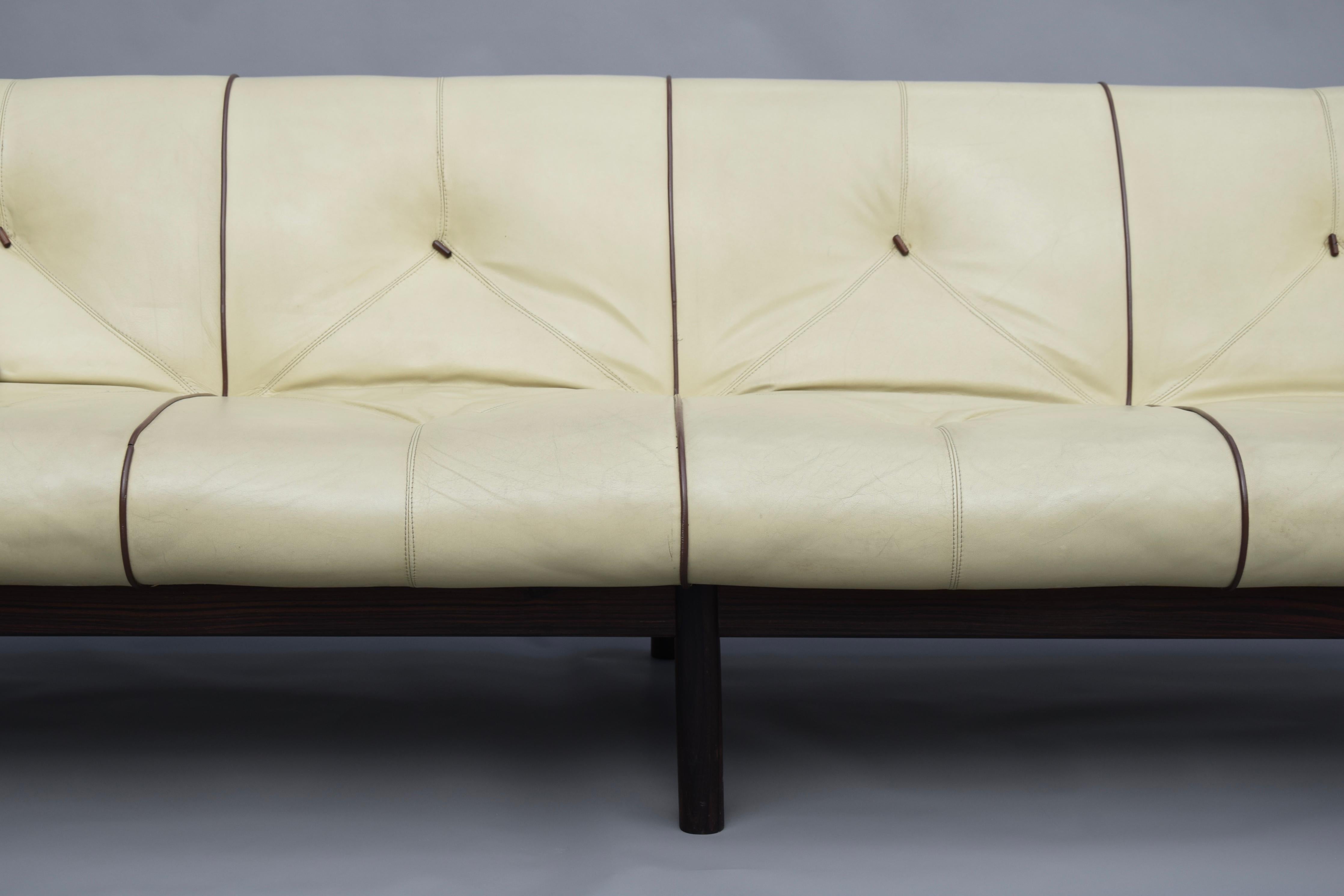 Percival Lafer MP-13 Elfenbeinfarbenes Leder-Sofa im Angebot 3