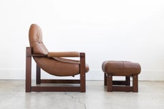 Sillón Percival Lafer MP-173 Earth con reposapiés, de palisandro y cuero